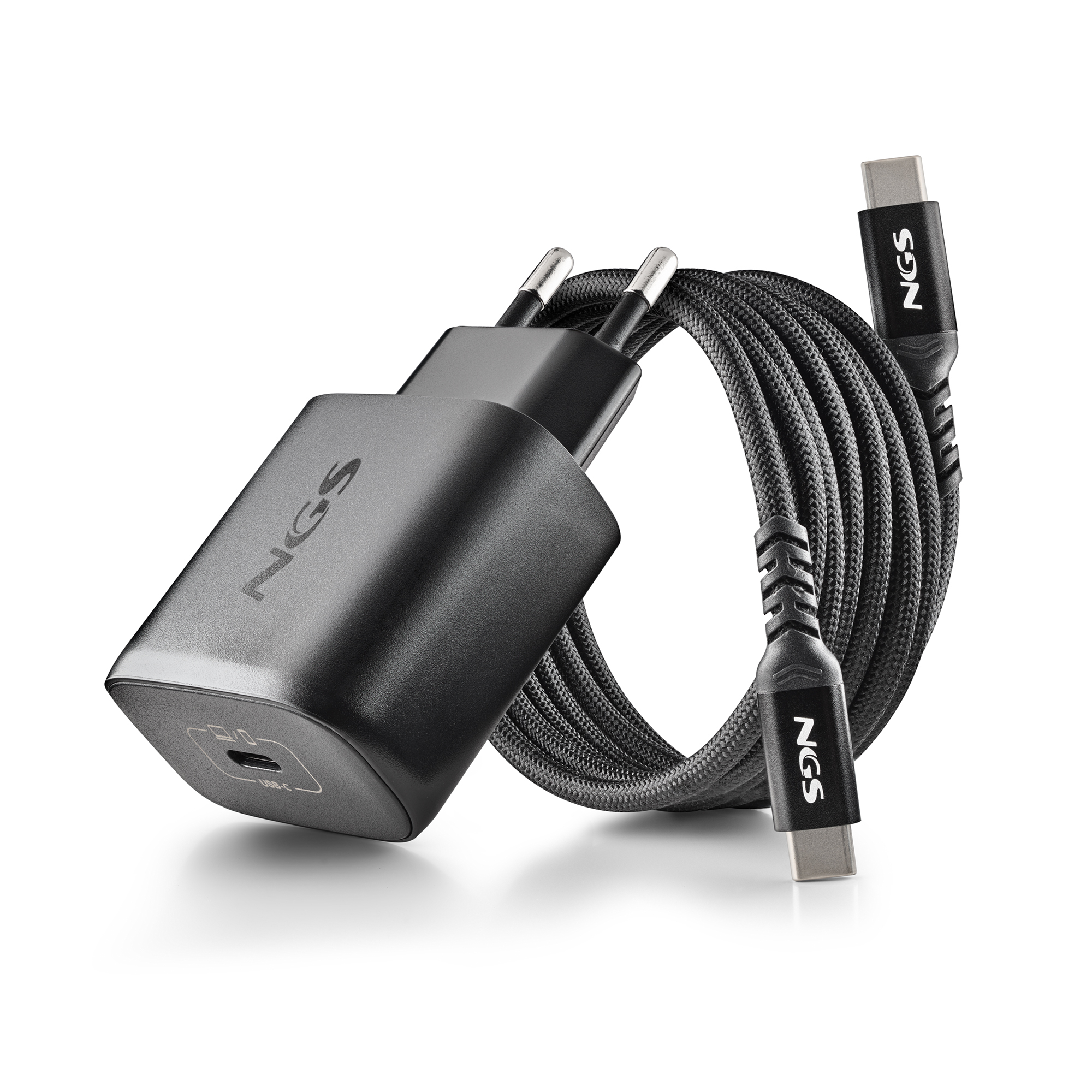 Un caricatore e un cavo USB-C NGS neri sono esposti su sfondo bianco. Il cavo è arrotolato ed entrambi hanno il logo NGS.