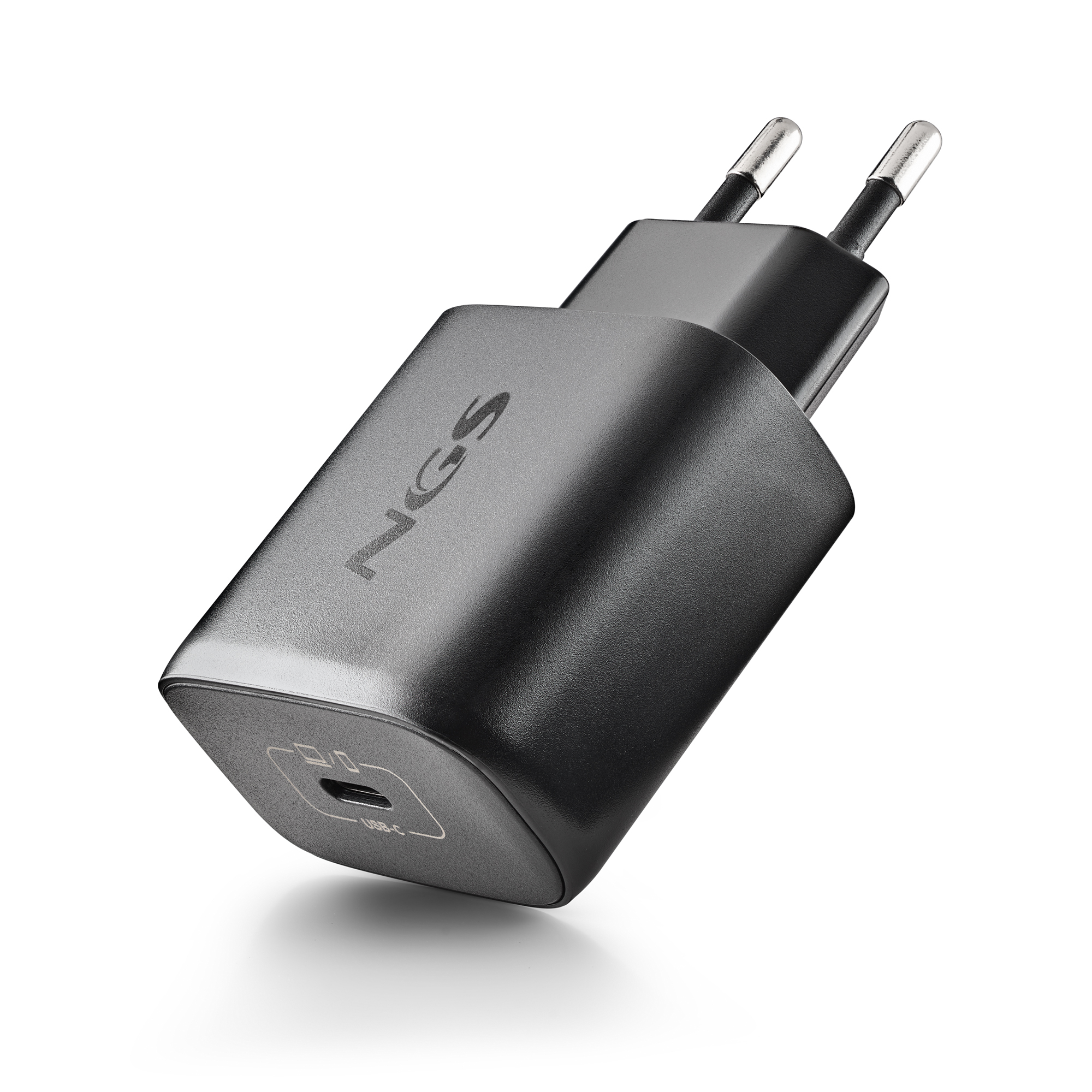 Caricatore USB-C NGS nero con perni argentati, angolato su sfondo bianco. Logo 'NGS' visibile.