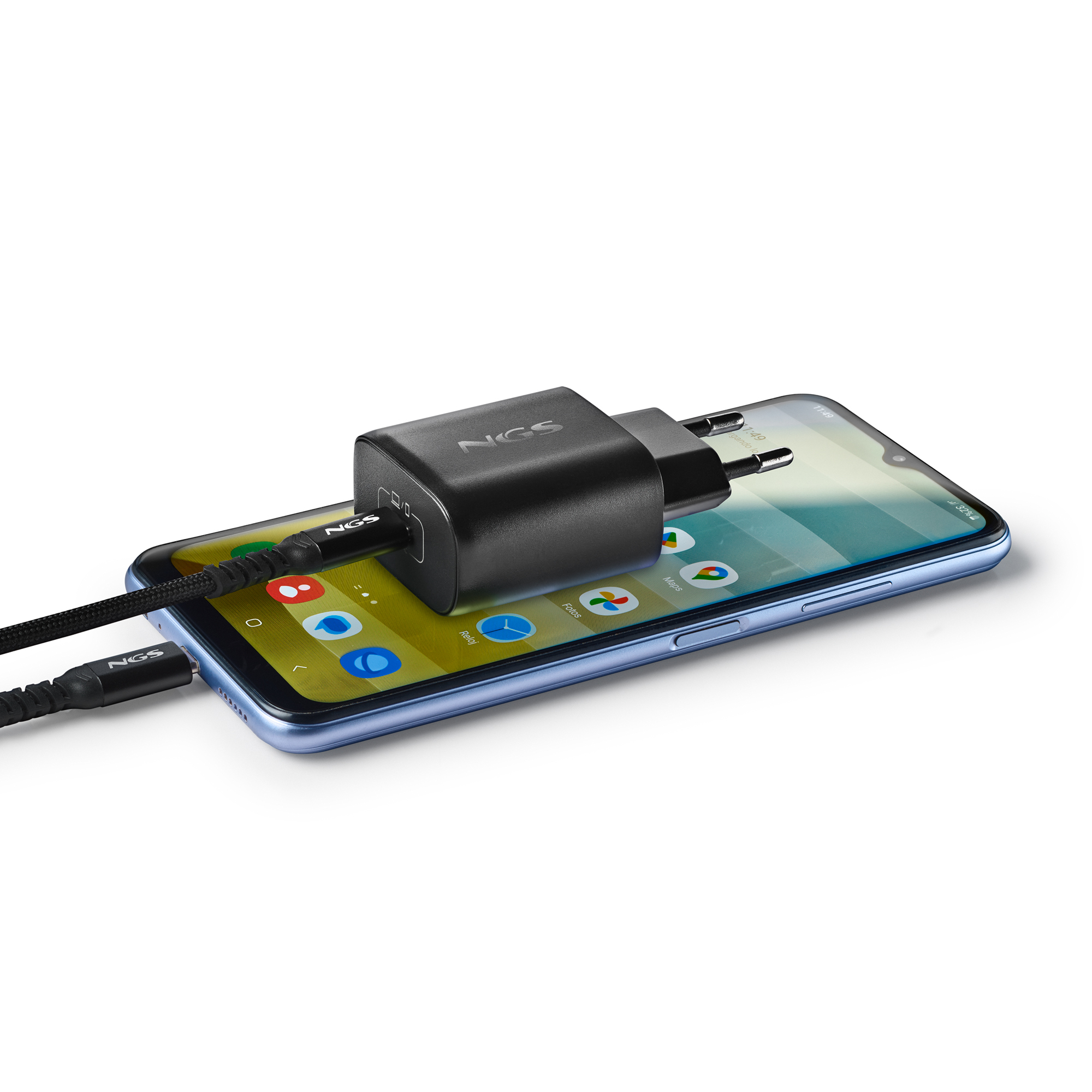 Uno smartphone con caricabatterie collegato. Il caricabatterie è nero, il telefono è blu.