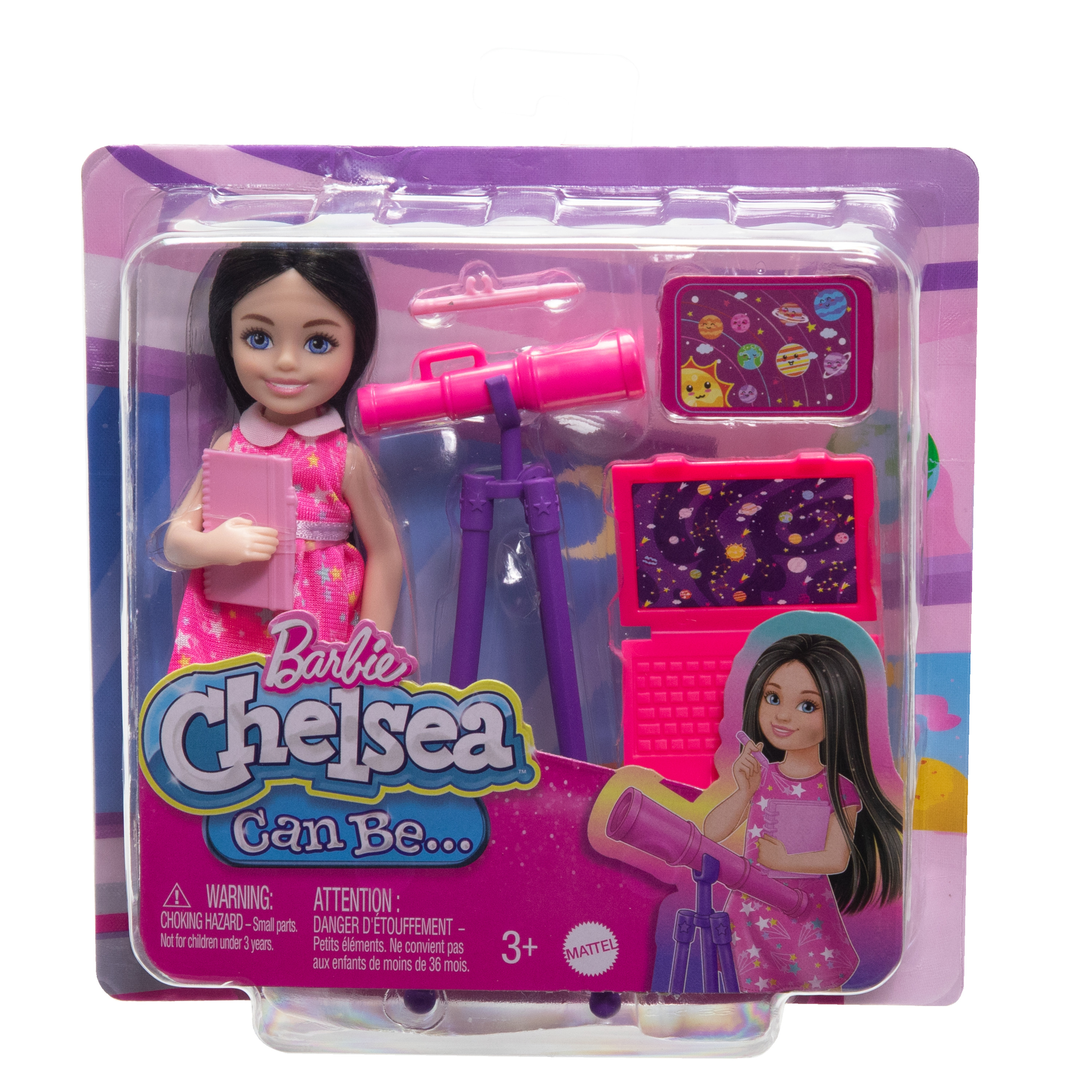 Lalka Barbie Chelsea z zestawem teleskopu. Lalka ma ciemne włosy i różową sukienkę. Akcesoria obejmują laptopa.