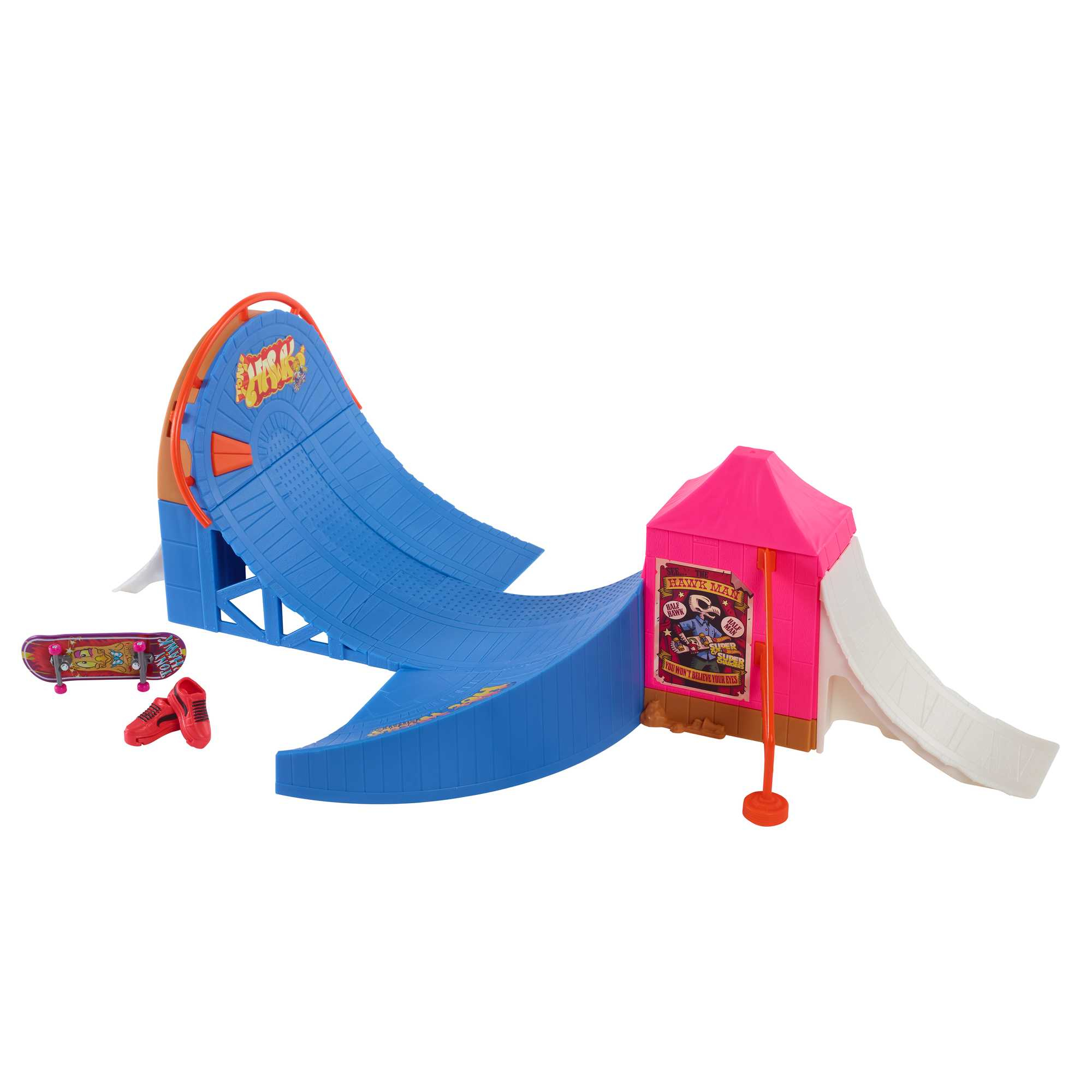 Un parque de patinaje de juguete con rampas azules, una carpa rosa, una patineta y zapatos rojos. El parque tiene un letrero de Hawk Man.