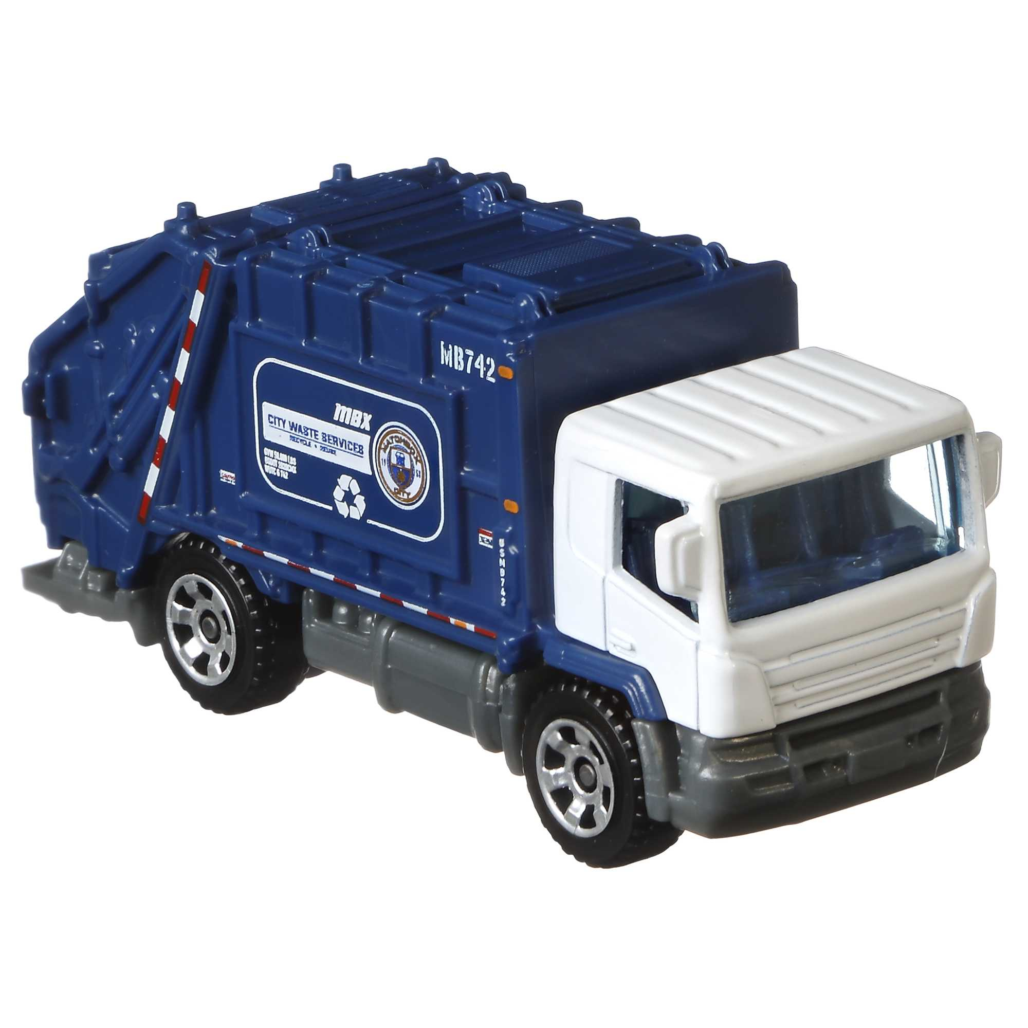 Un camión de basura de juguete azul y blanco. Tiene el logotipo de City Waste Services y MB742 escrito en él.