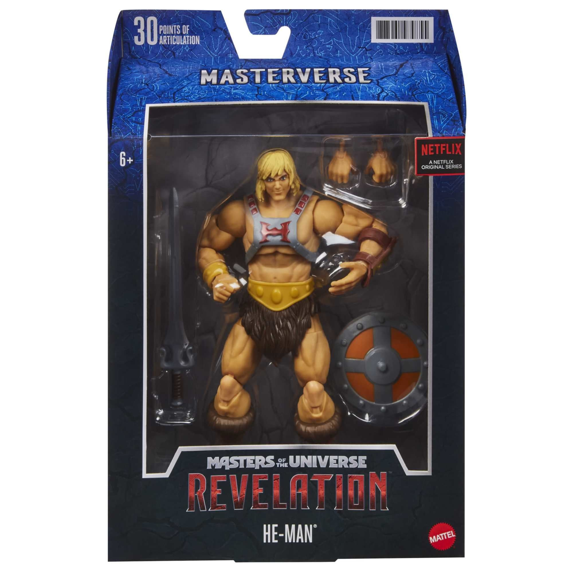Figura de acción de He-Man en embalaje. La figura tiene cabello rubio, un emblema en el pecho, espada y escudo.