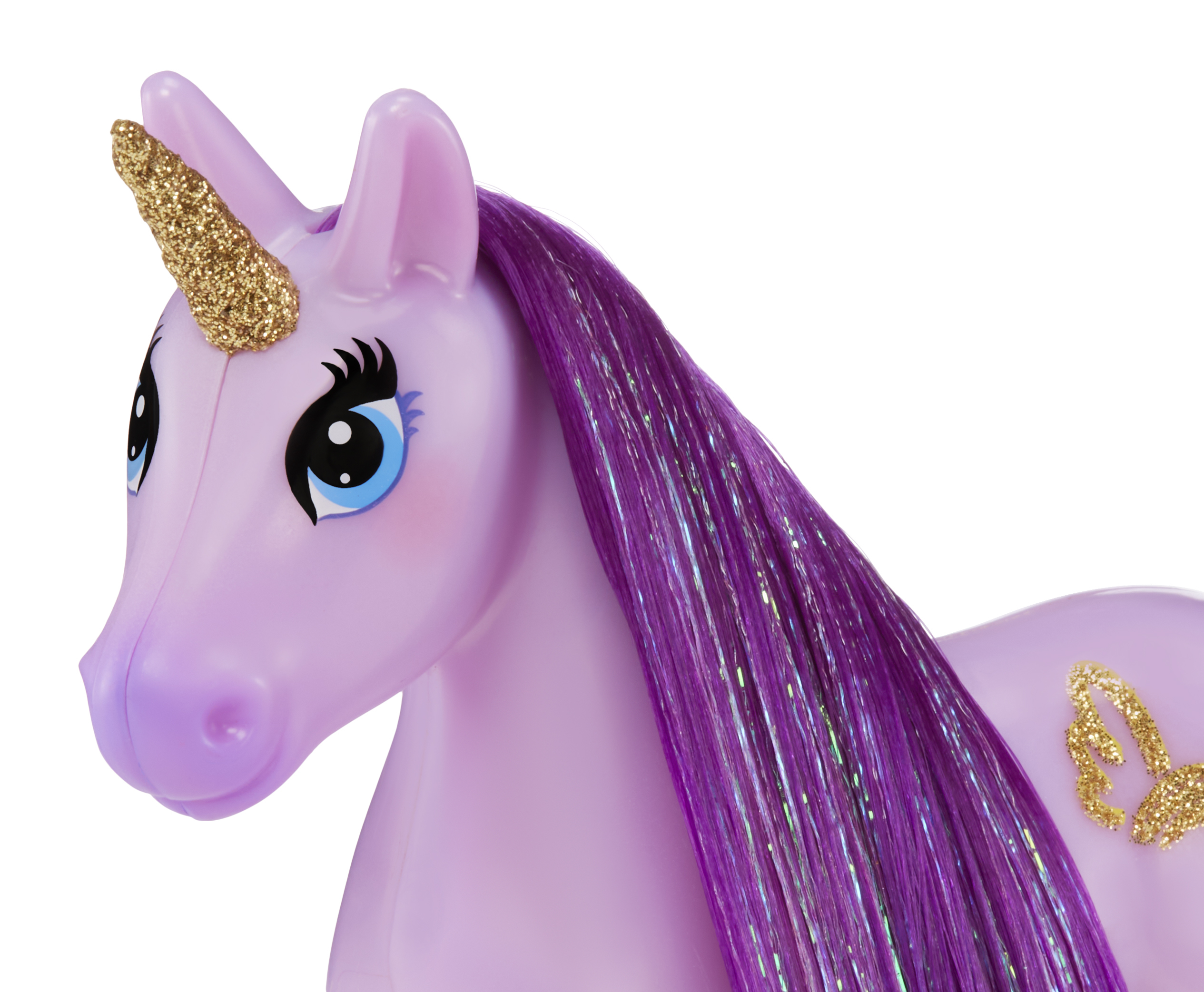 Zbliżenie zabawkowego jednorożca ze złotym rogiem, fioletową grzywą i niebieskimi oczami. Tło jest białe.