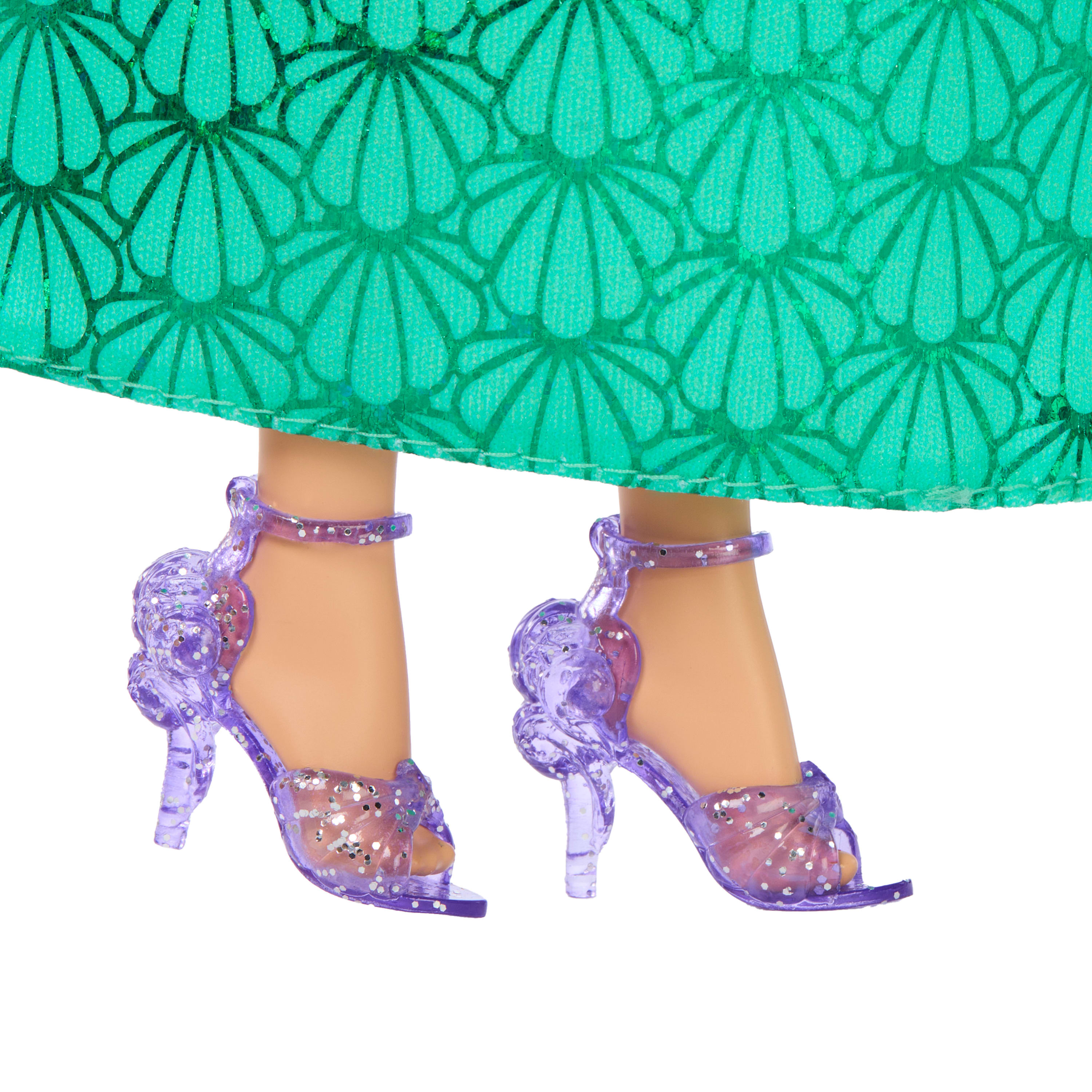 Nogi lalki z fioletowymi obcasami. Zielona sukienka we wzór kwiatowy. Obcasy są przeźroczyste z brokatem.