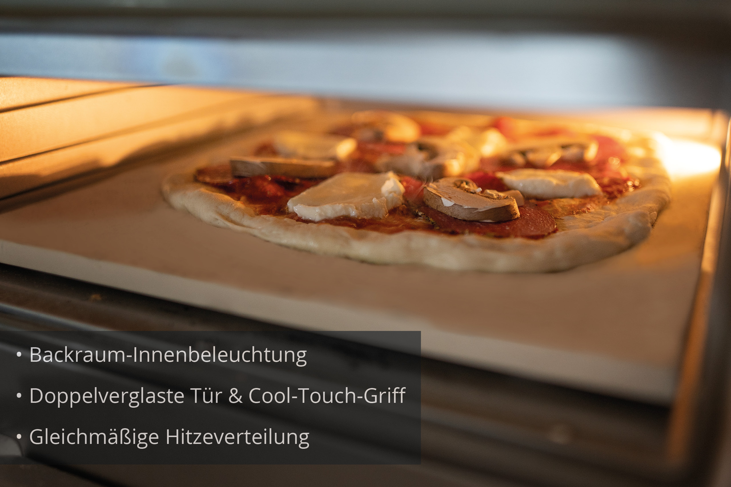 Una pizza con formaggio e funghi è in cottura in un forno illuminato. La pizza è su una pietra marrone chiaro.