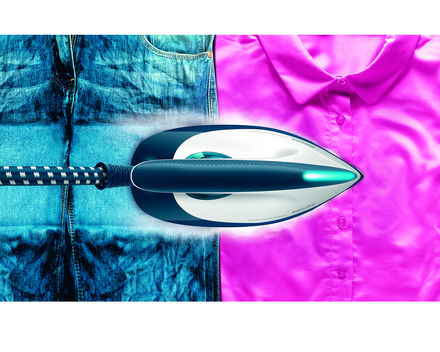 Prasowanie. Niebieskie dżinsy są prasowane żelazkiem Philips. Żelazko jest na różowej koszuli. Para wydobywa się z żelazka.