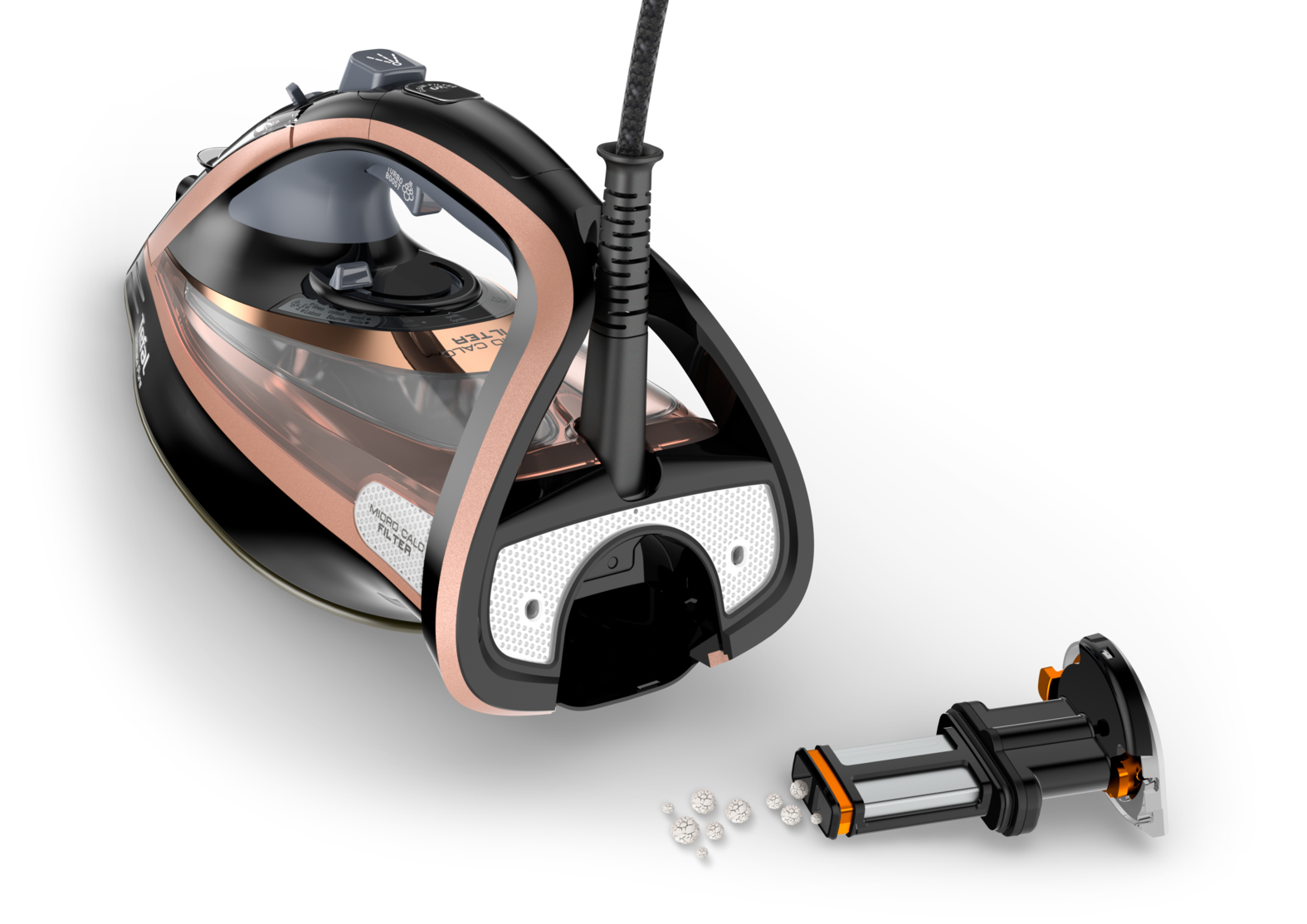 Czarne i miedziane żelazko z odłączonym filtrem. Białe tło. Spadają małe białe cząsteczki. Widoczny jest przewód żelazka.