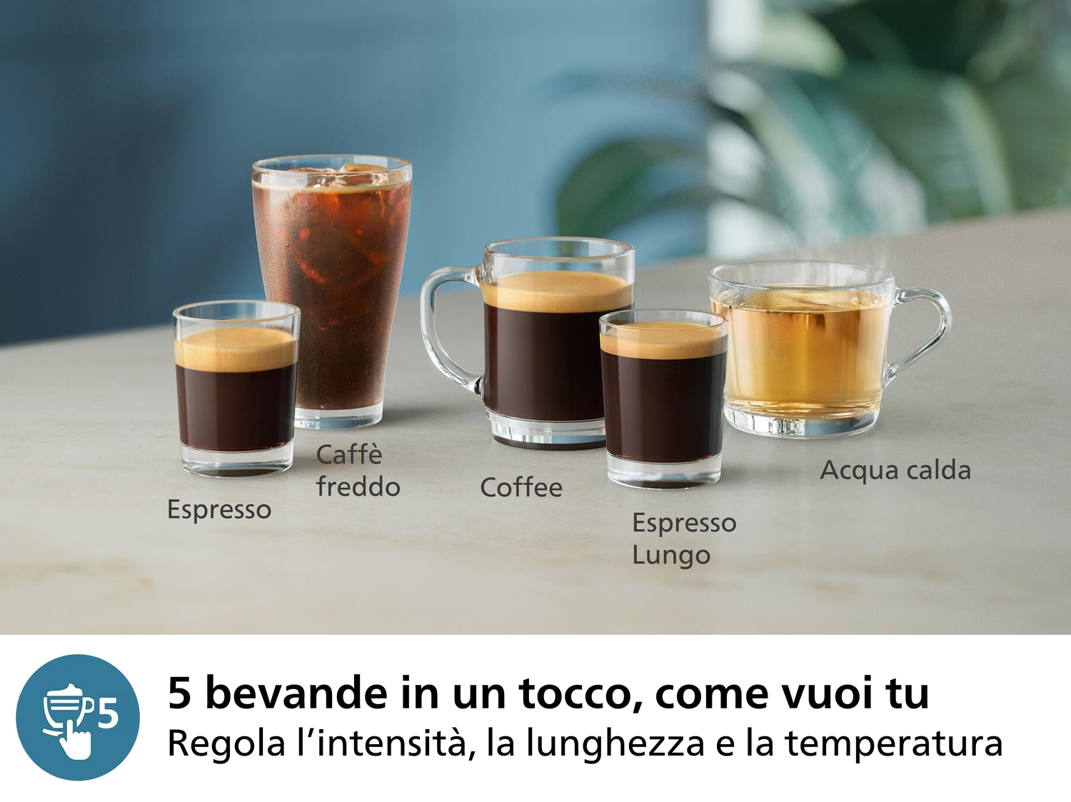 Fünf Kaffeegetränke in Gläsern. Espresso, Caffe freddo, Kaffee, Espresso Lungo und heißes Wasser werden auf einer weißen Oberfläche angezeigt.