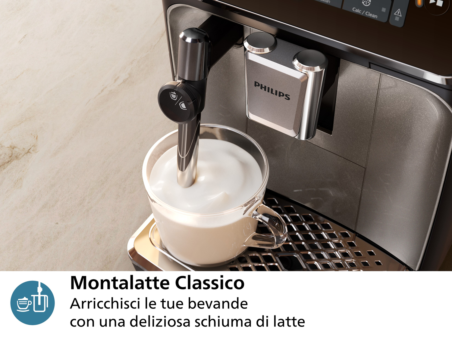 Eine Philips Espressomaschine schäumt Milch in einer Glastasse auf. Die Maschine hat eine silberne Düse und ein schwarzes Bedienfeld.