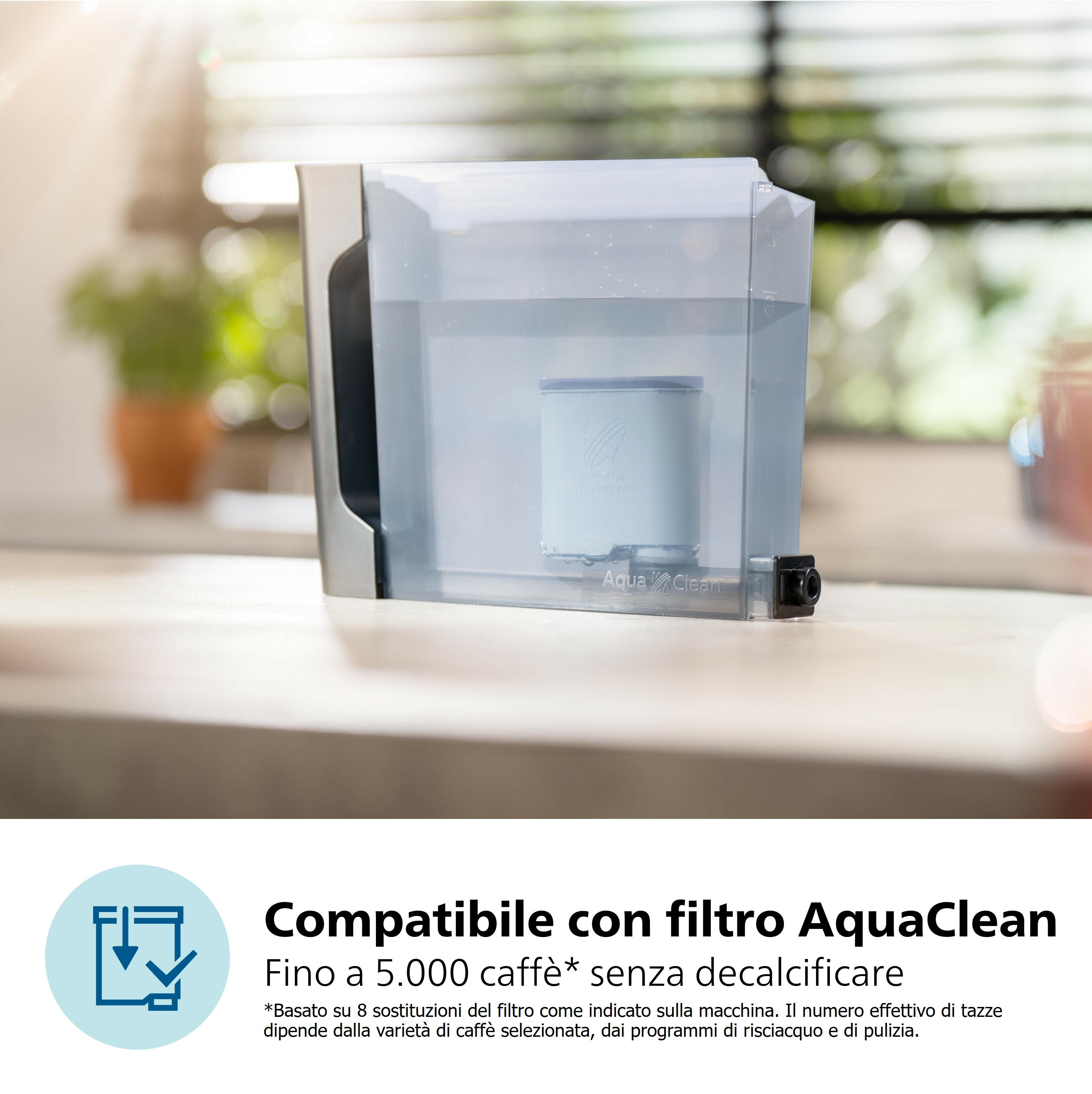 Przezroczysty zbiornik na wodę z filtrem w środku. Tekst mówi, że jest kompatybilny z filtrem AquaClean.