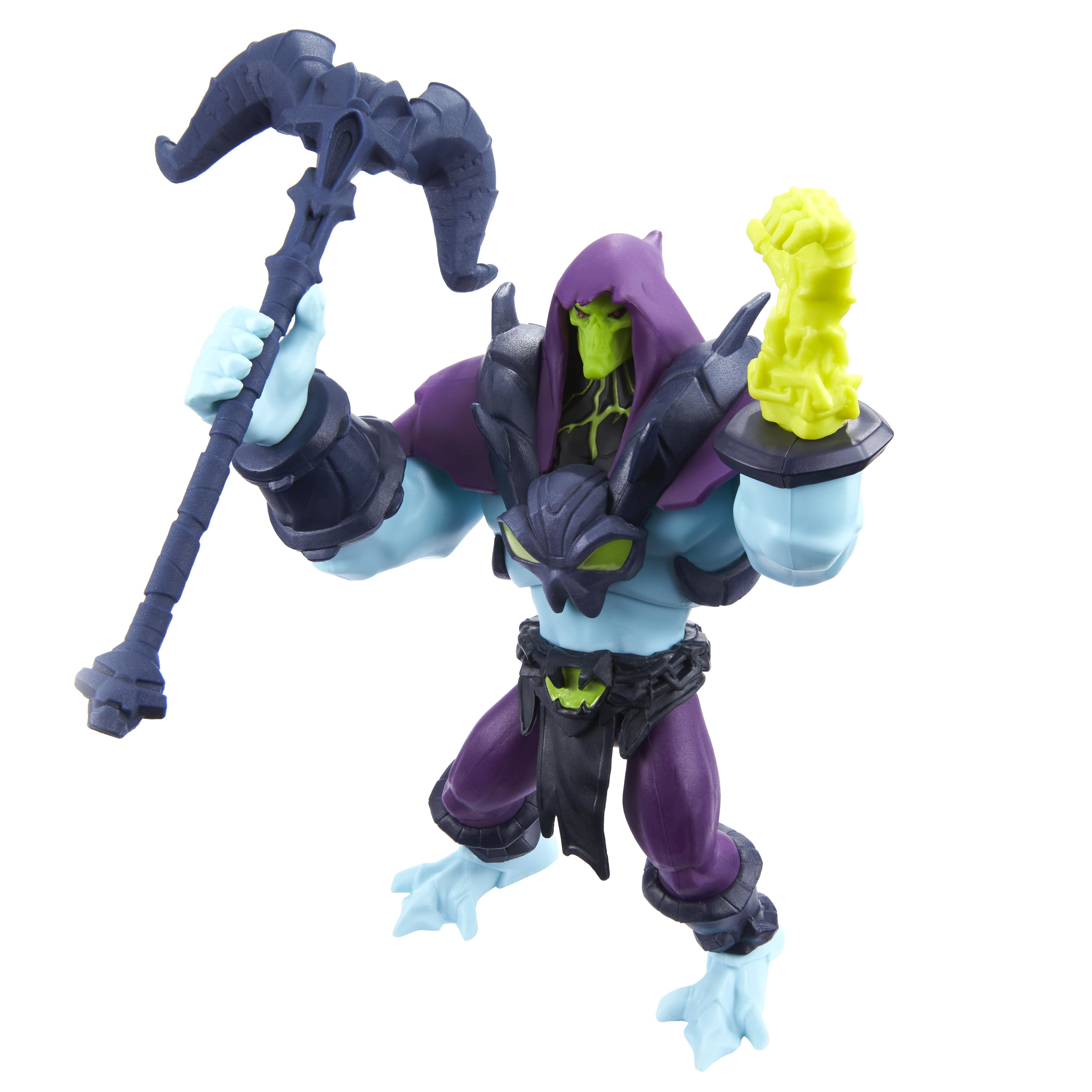 Una figura de acción de Skeletor sostiene un bastón y energía. Tiene una cara verde y una capucha y pantalones morados.