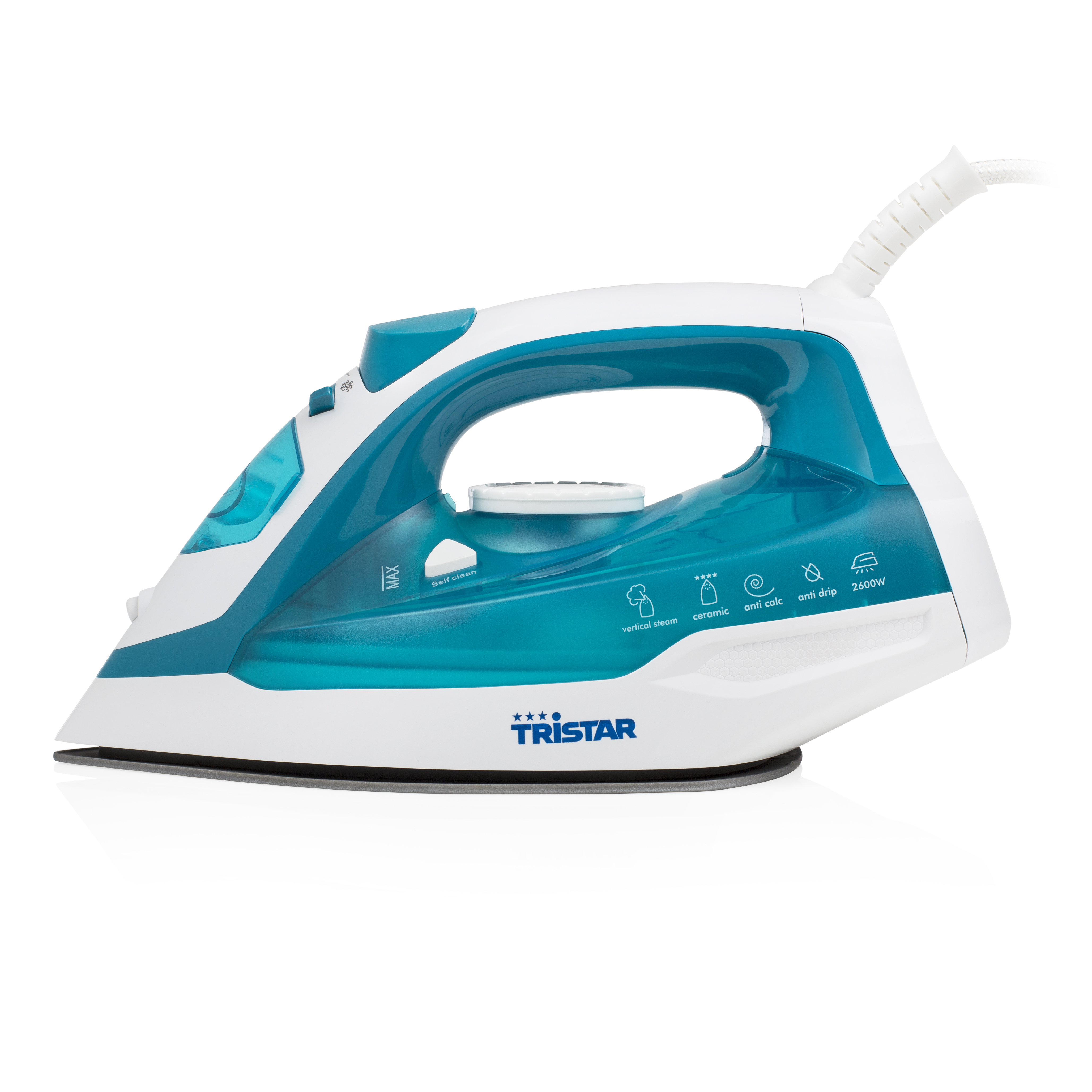 Białe i turkusowe żelazko z białym kablem. Żelazko leży na białej powierzchni. Marka to Tristar.