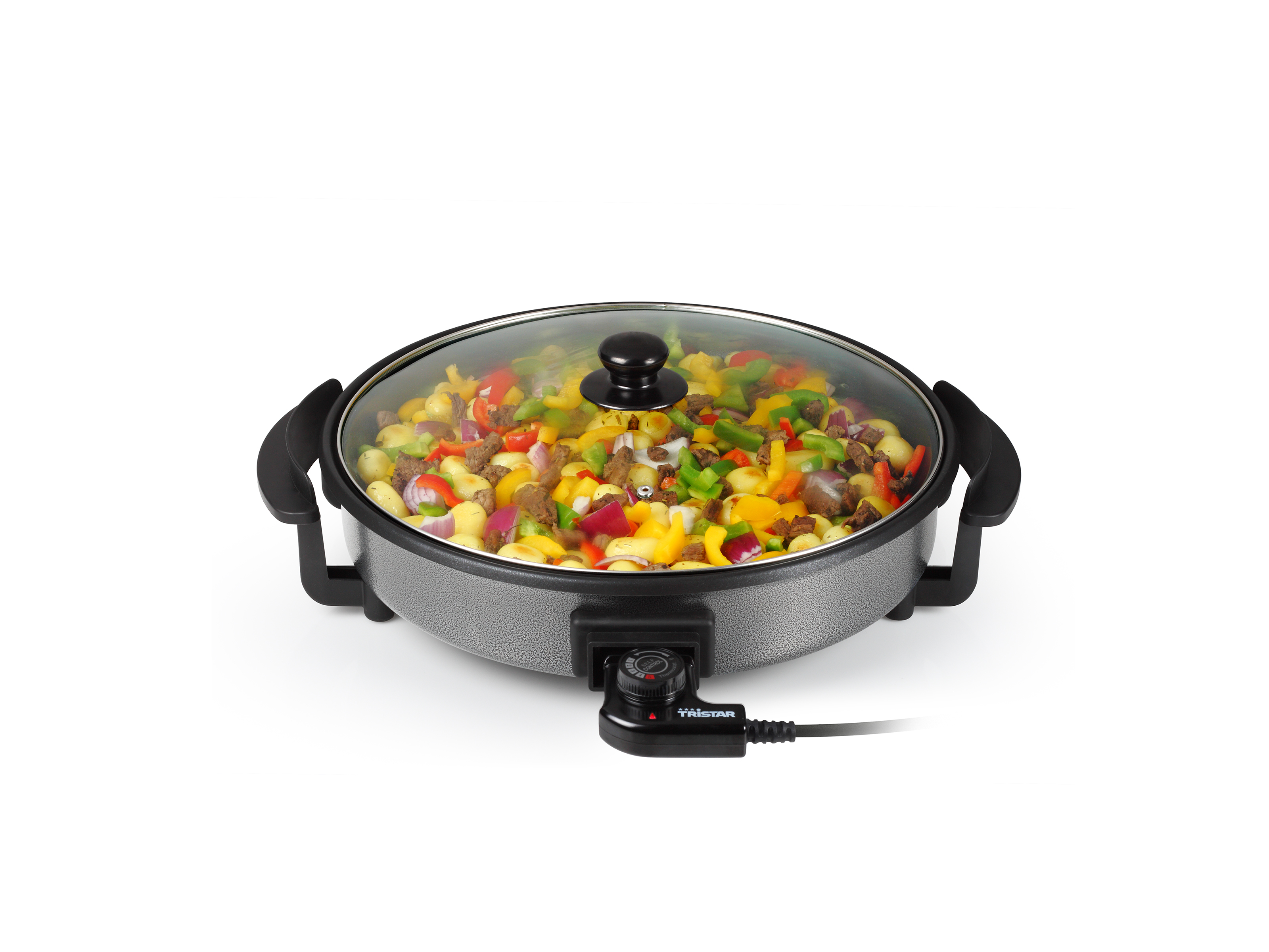 Elektrische Bratpfanne mit Gemüse und Fleisch. Sie hat einen Glasdeckel und schwarze Griffe.