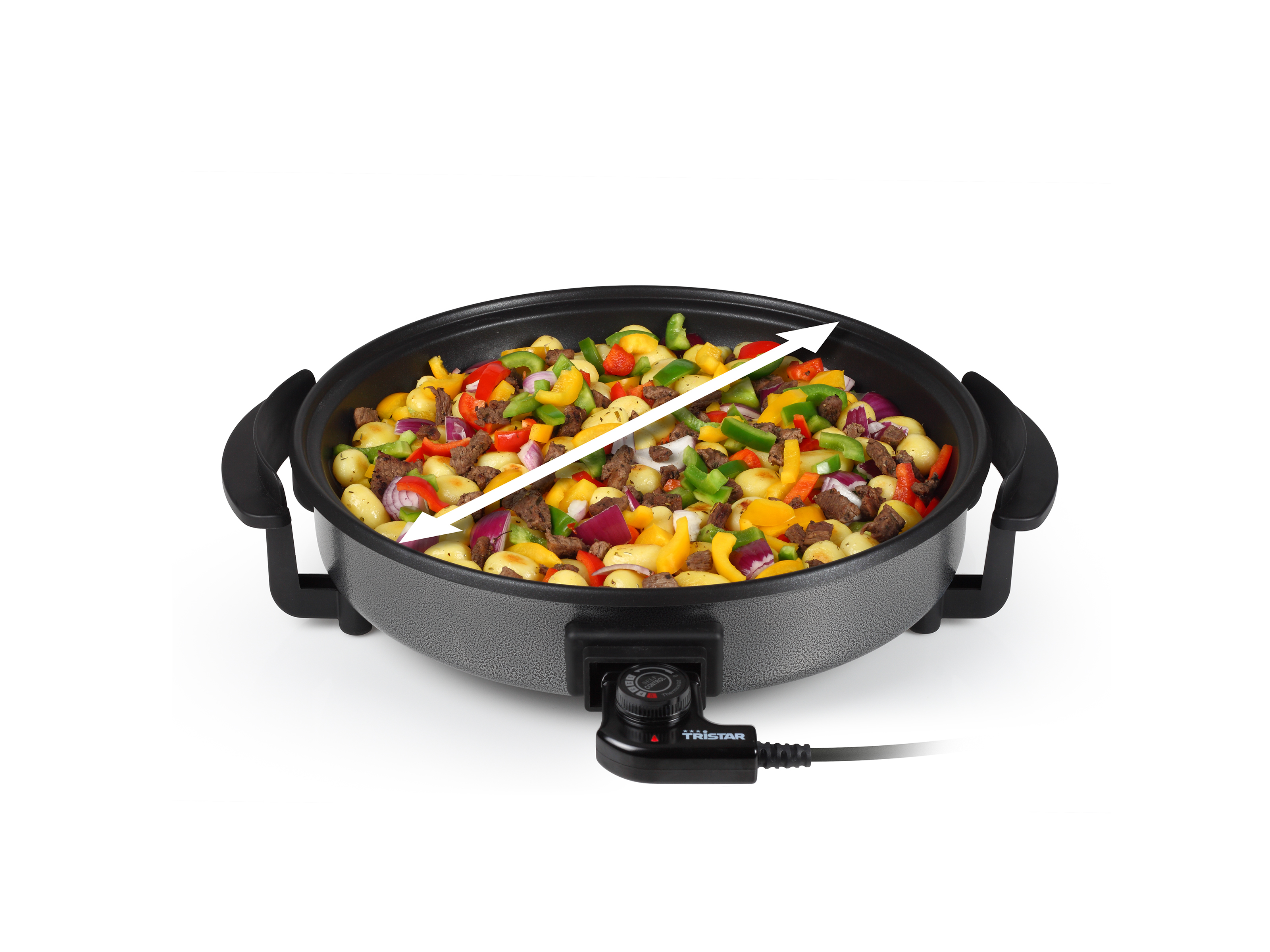 Eine Pfanne mit einer Mischung aus Gemüse und Fleisch. Die Pfanne steht auf einer weißen Oberfläche.