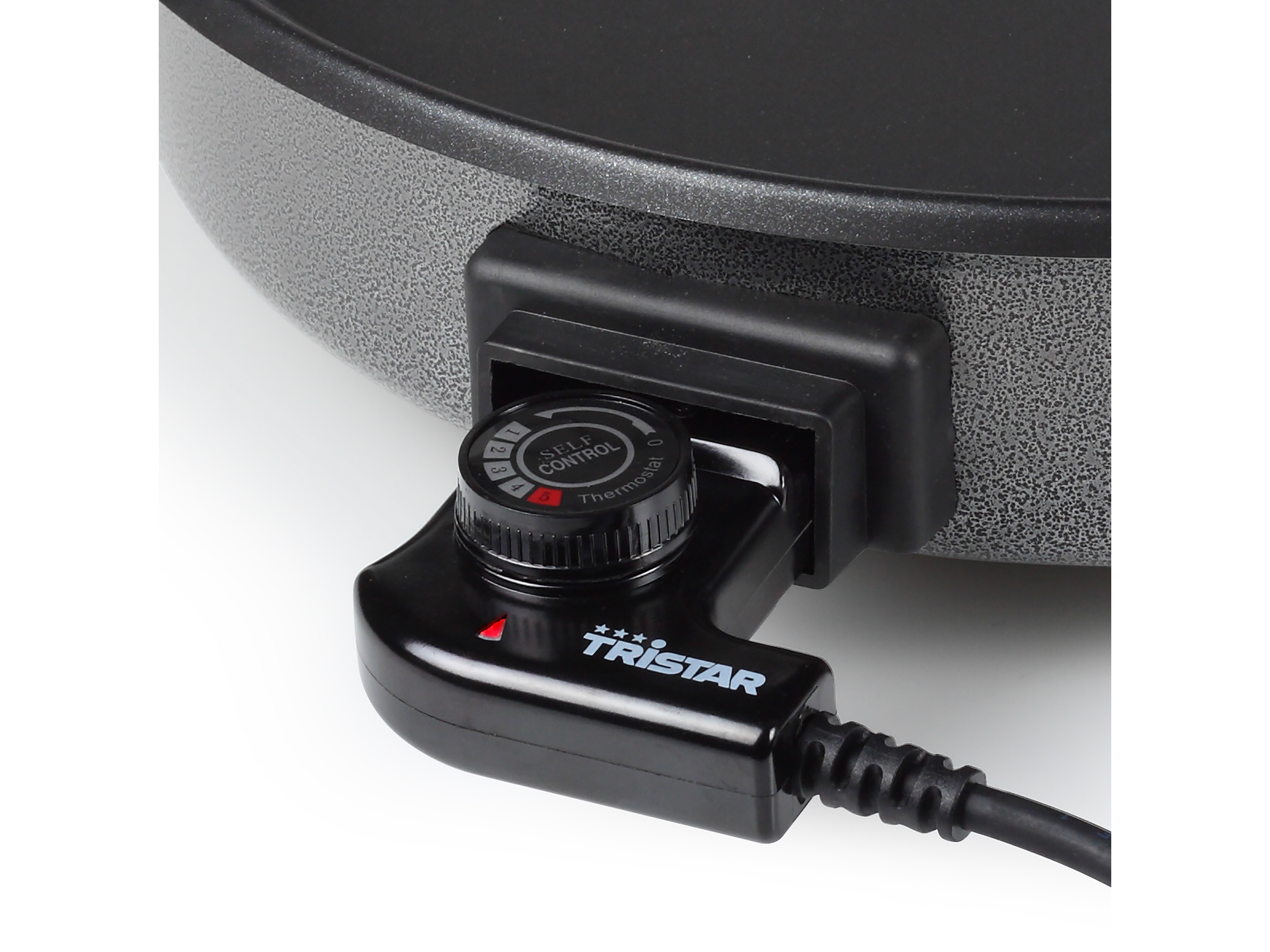 Nahaufnahme des Bedienfelds eines schwarzen Grills. Enthält einen Thermostatregler, ein rotes Licht und ein Netzkabel.