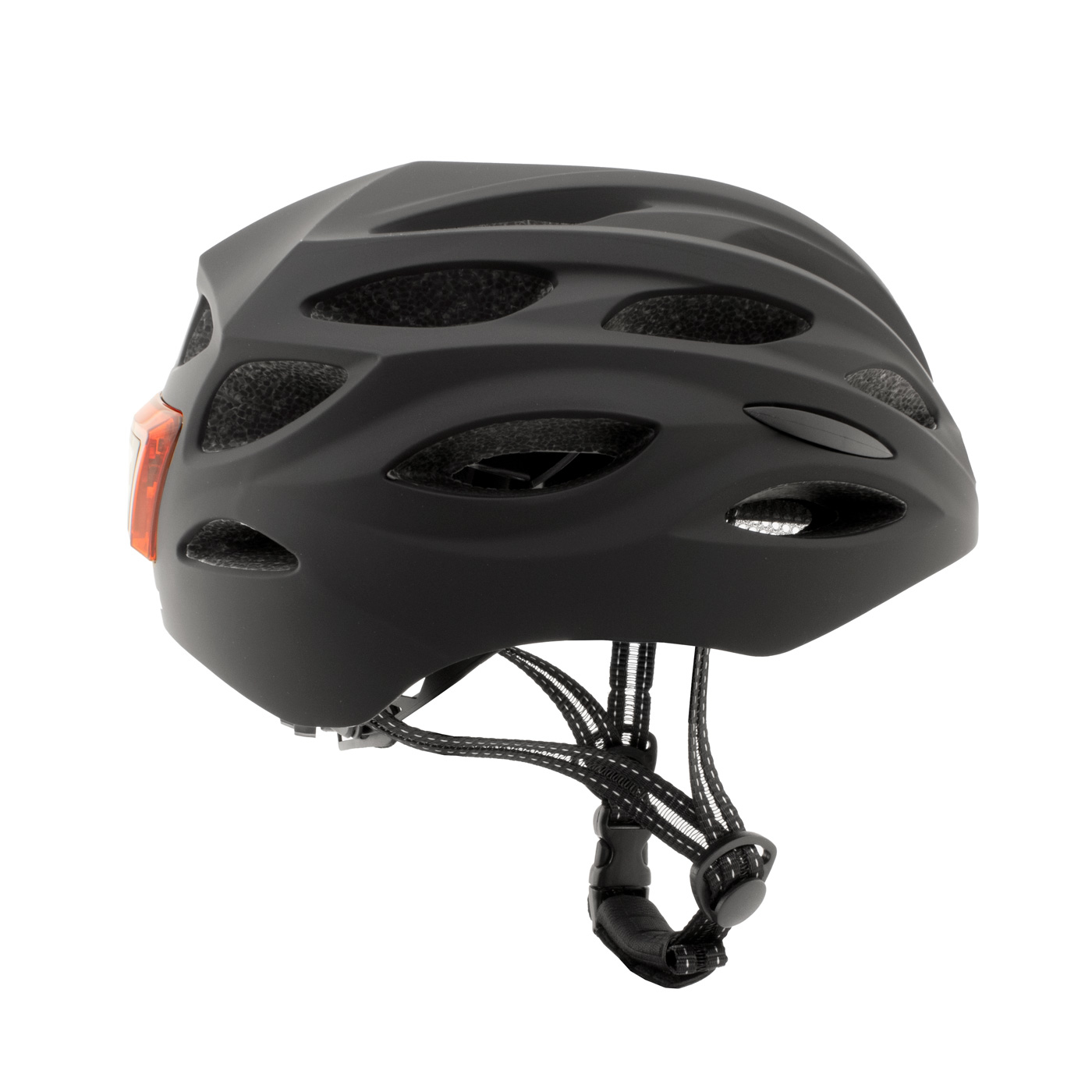 Un casco de bicicleta negro con ventilación y luz roja. La correa de la barbilla es visible. El fondo es blanco.