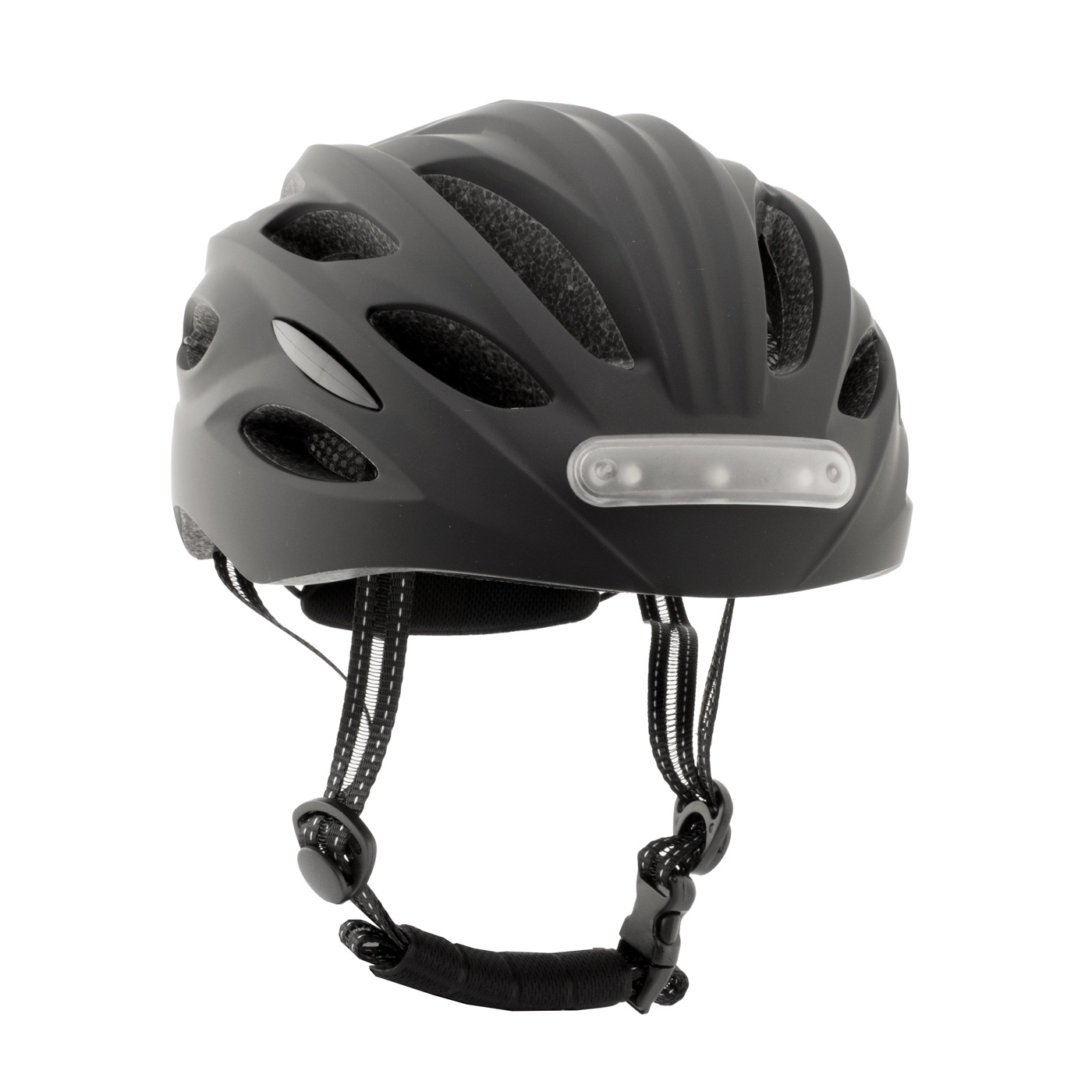 Un casco de bicicleta negro con una luz en la parte trasera. Tiene correas y está sobre fondo blanco.