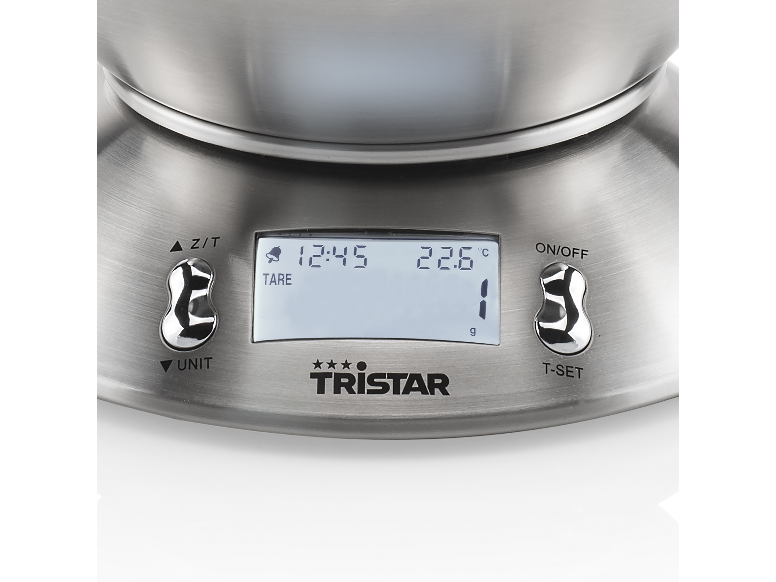 Primo piano di una bilancia da cucina in acciaio inossidabile, con ora, temperatura e peso. Il marchio è Tristar.