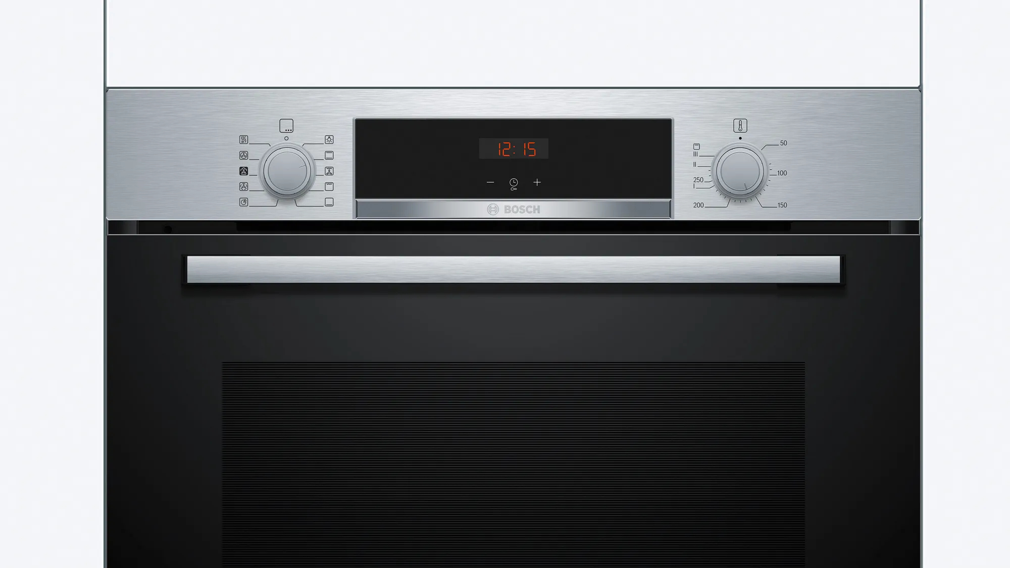 Un forno Bosch in acciaio inossidabile, che mostra le 12:15 su un orologio digitale. Manopole e pulsanti sul pannello frontale, con una porta nera.