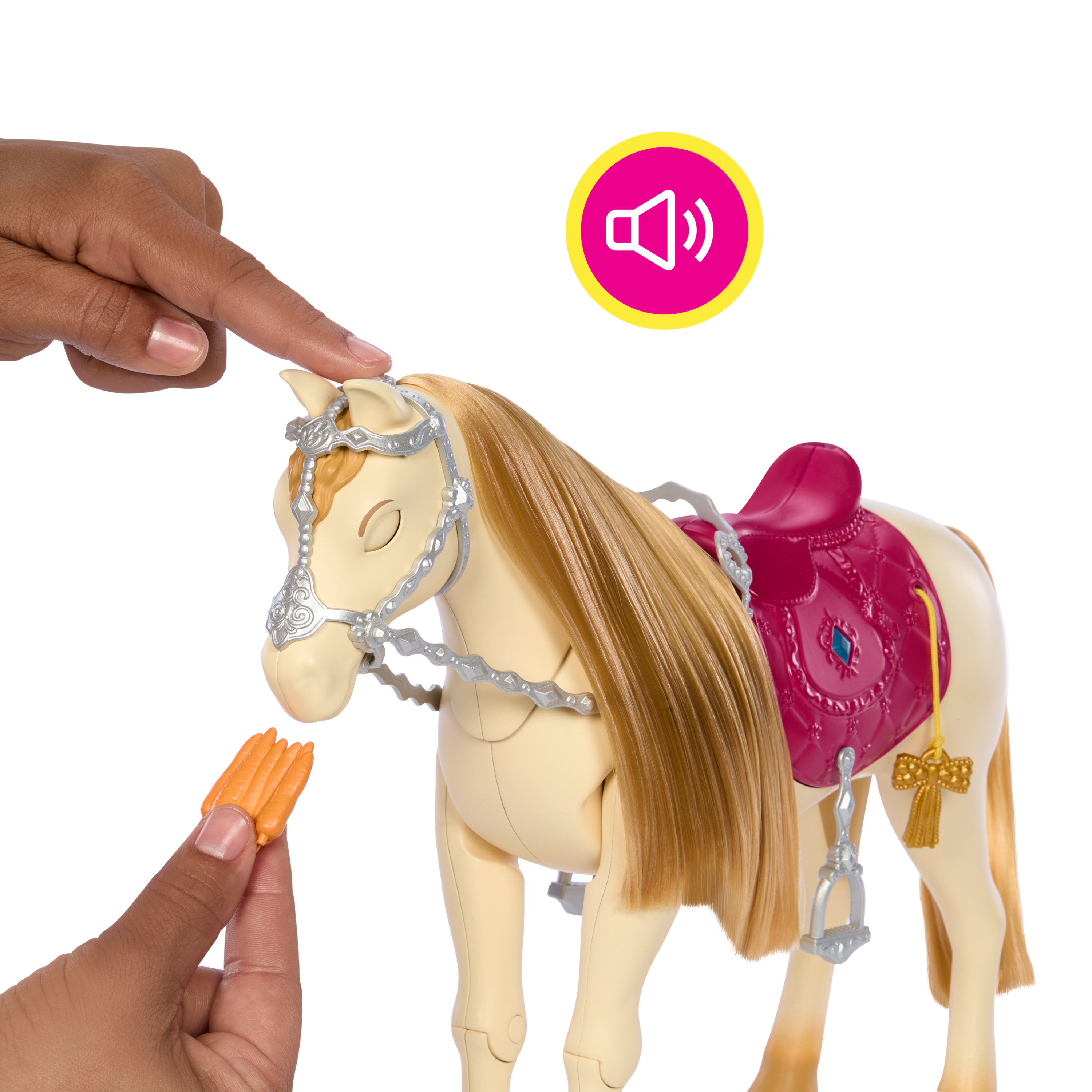 Ein Spielzeugpferd mit rosa Sattel und blondem Mähne wird von zwei Händen berührt, eine davon hält Karotten.
