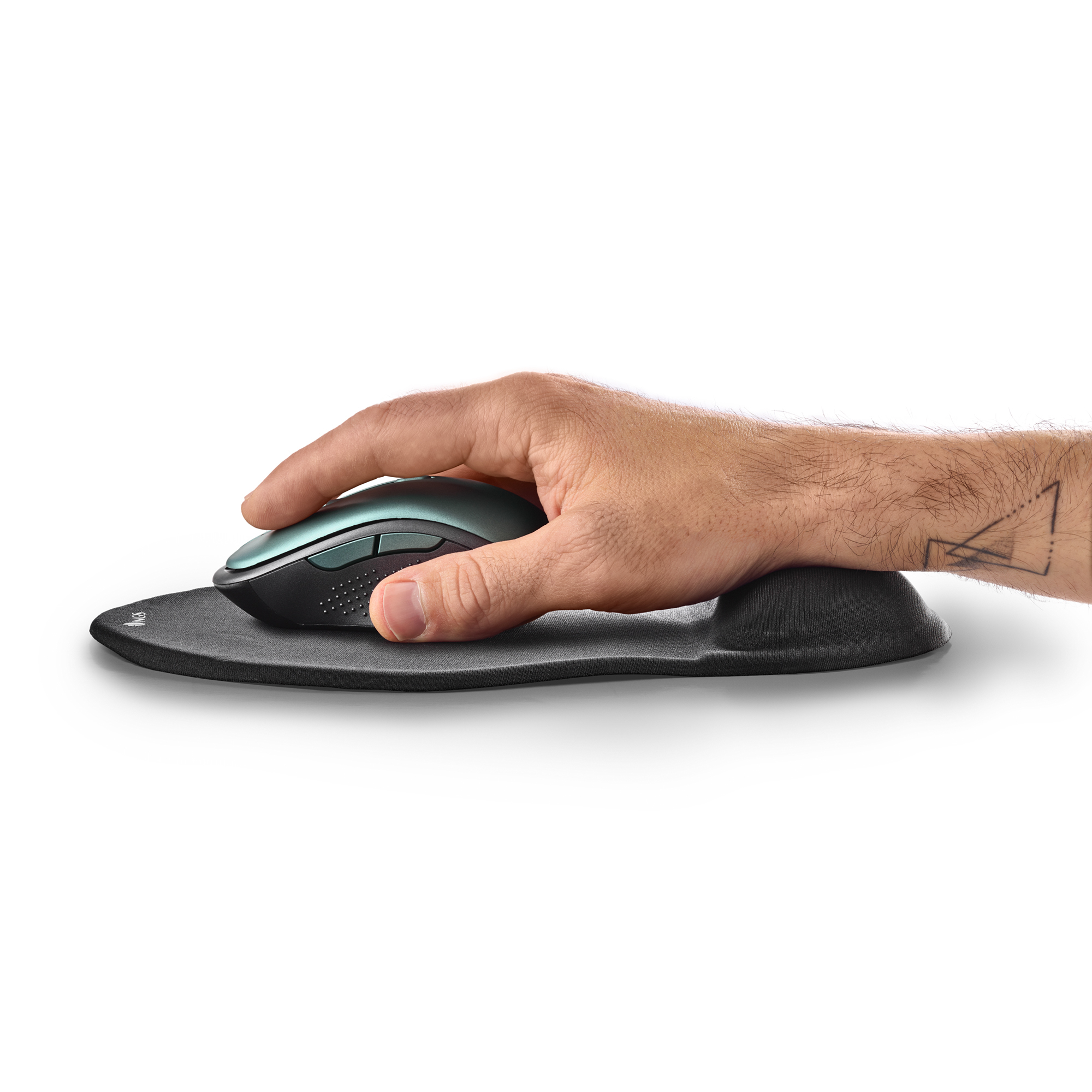 Dłoń używa niebiesko-czarnej myszy na czarnej podpórce nadgarstka. Widoczny jest tatuaż.