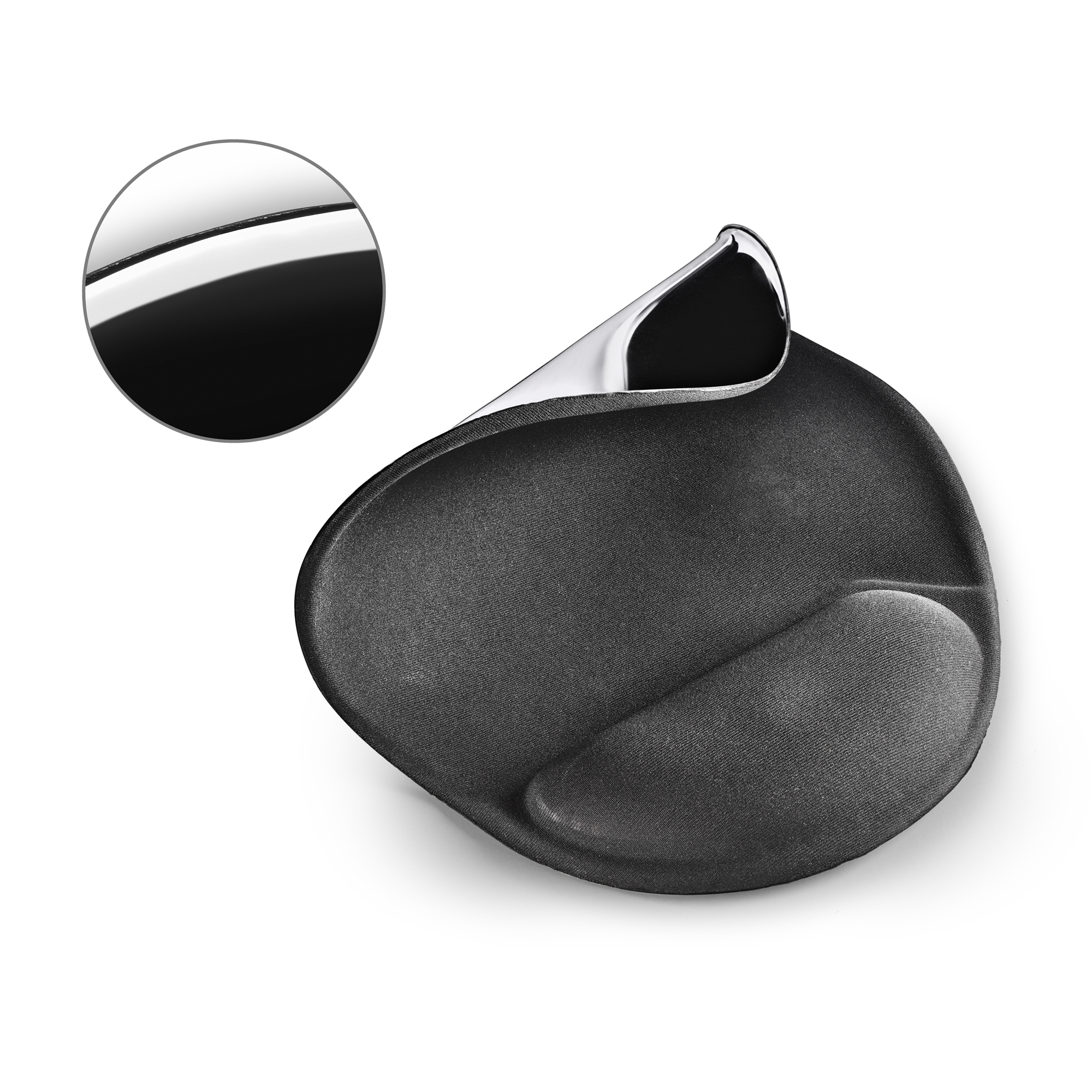 Czarna ergonomiczna podkładka pod mysz z podpórką pod nadgarstek. Górna warstwa jest częściowo odklejona, odsłaniając biały spód.