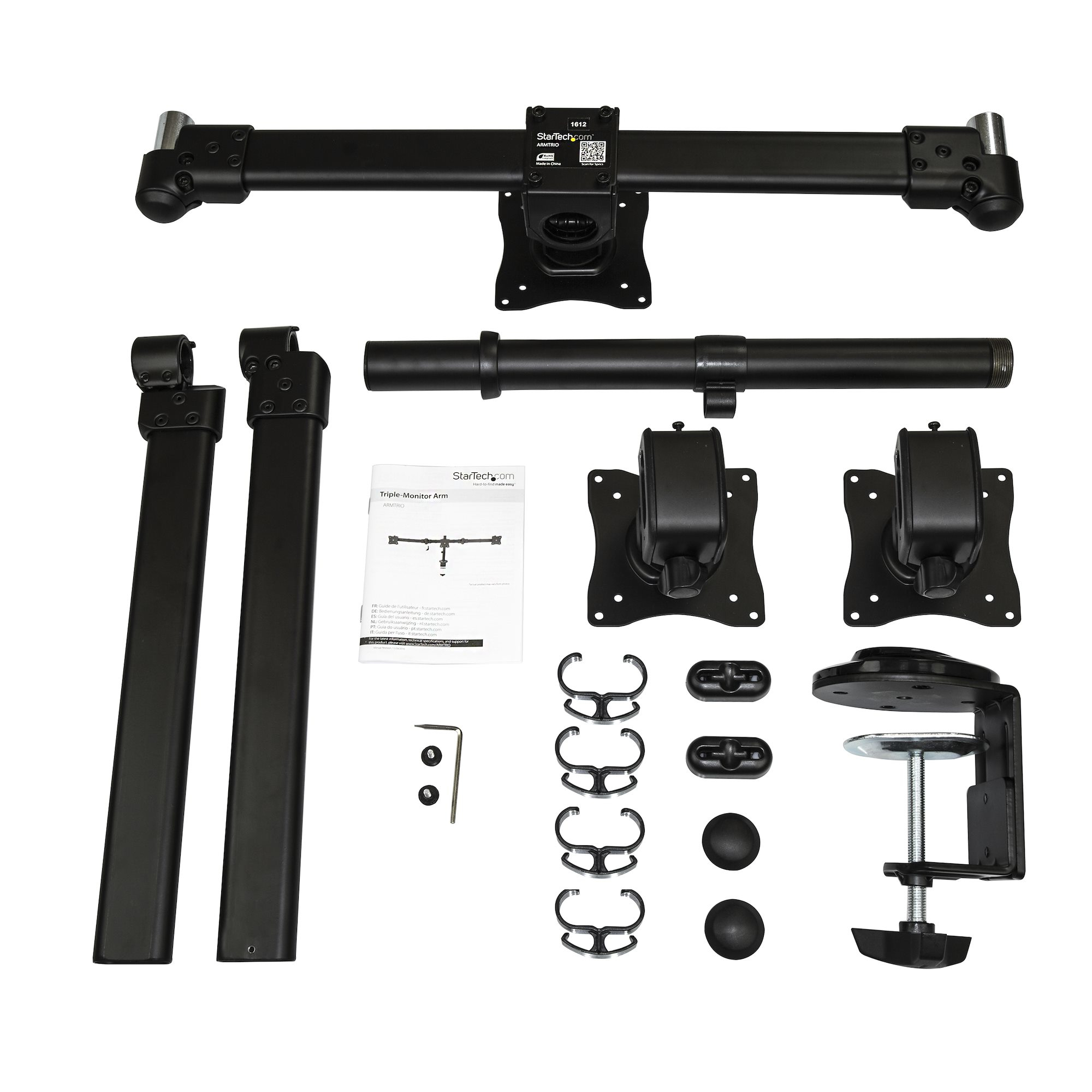 Un kit de brazo triple para monitor desmontado, componentes negros sobre blanco, incluyendo soportes y manual.