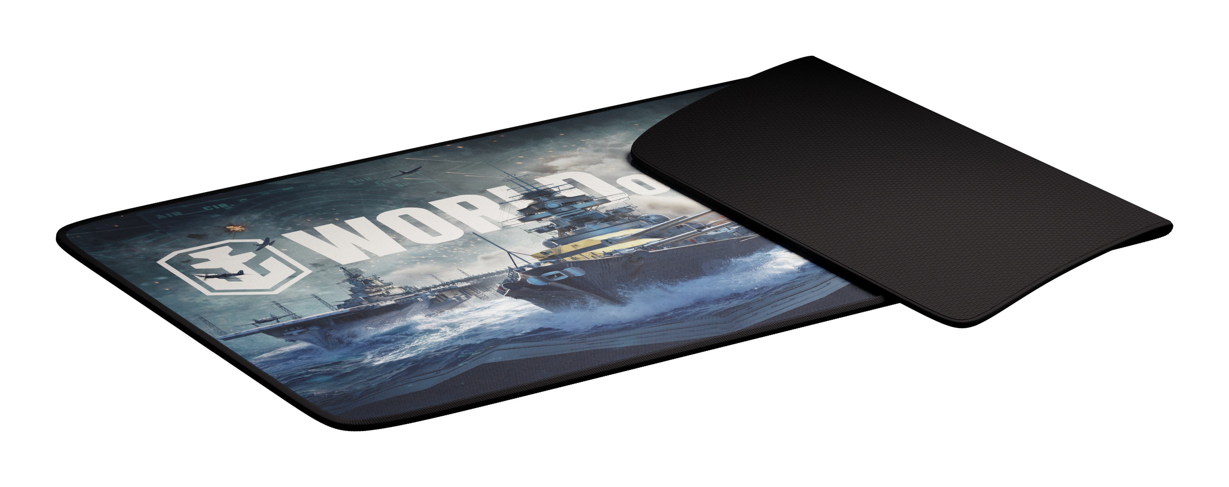 Podkładka pod mysz ze sceną wojenną. Zawiera okręty wojenne, wodę i logo gry. Czarna podkładka częściowo ją zakrywa.