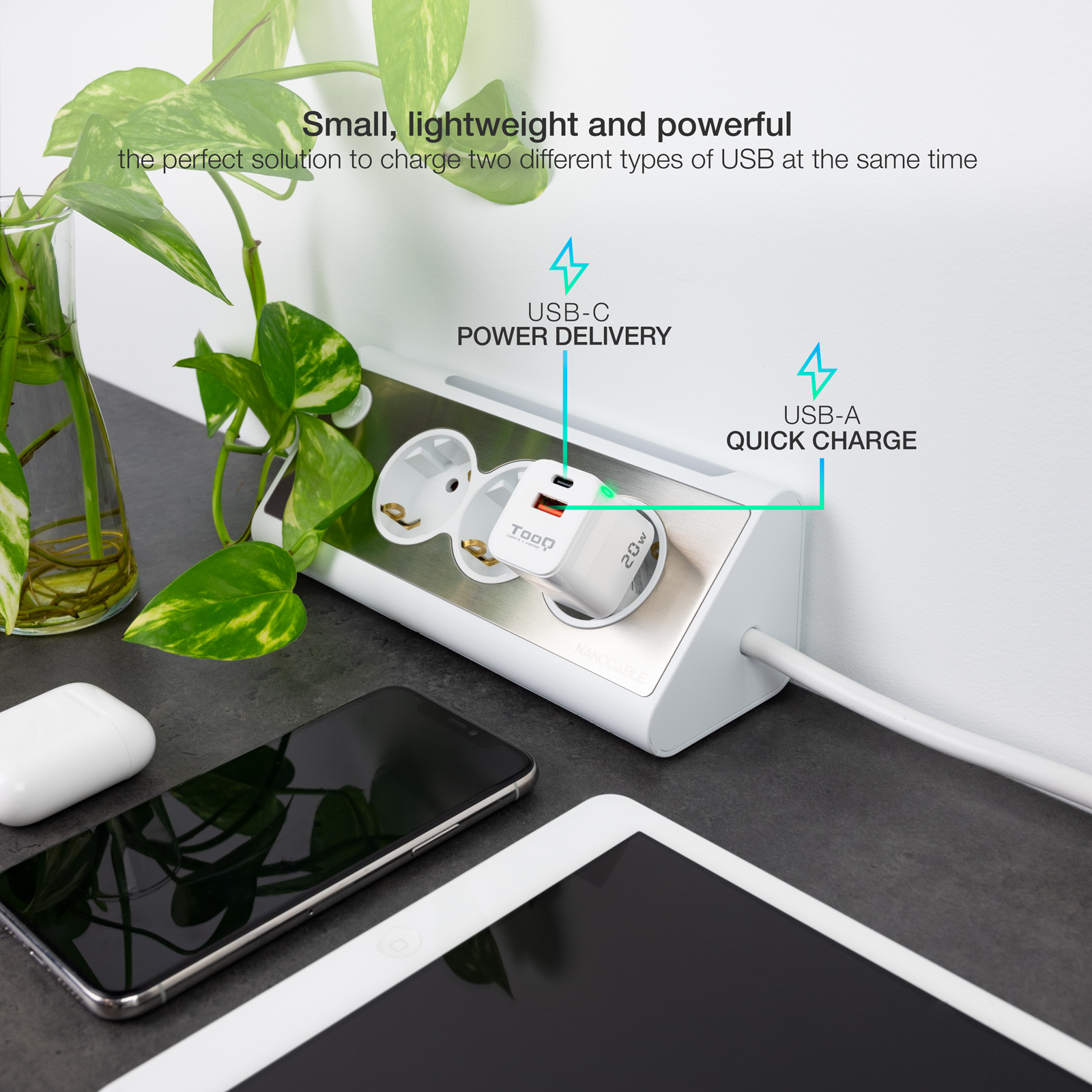 Un cargador blanco con puertos USB-C y USB-A. Un teléfono, una tableta y AirPods están en la superficie oscura.