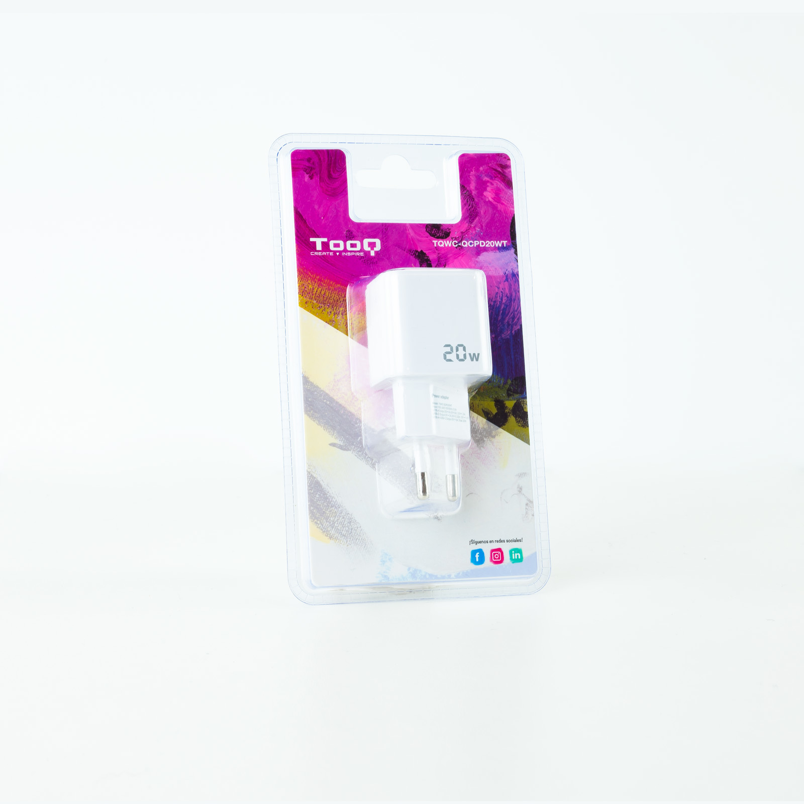 Adaptador de corriente blanco de 20W en un paquete de plástico. El paquete tiene un fondo rosa y morado con la marca Tooq.