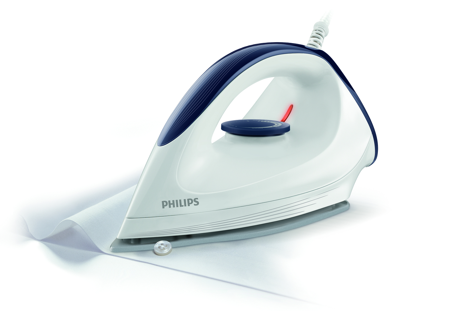 Una plancha Philips blanca y azul planchando una tela blanca, un botón yace sobre la tela. El fondo es blanco.
