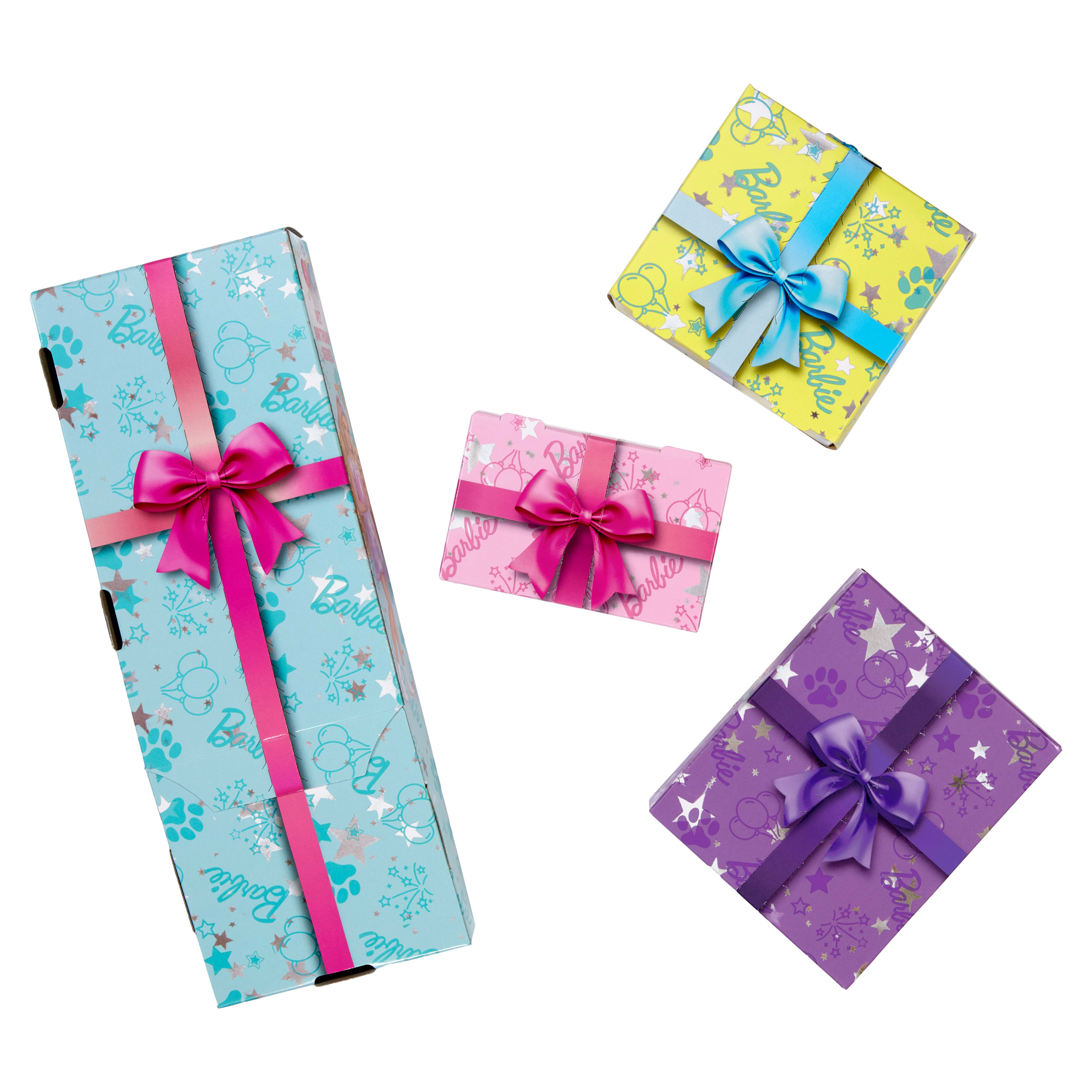 Cztery kolorowe pudełka prezentowe Barbie ze wstążkami. Niebieskie, różowe, żółte i fioletowe pudełka ze wzorami gwiazd, łapek i balonów.