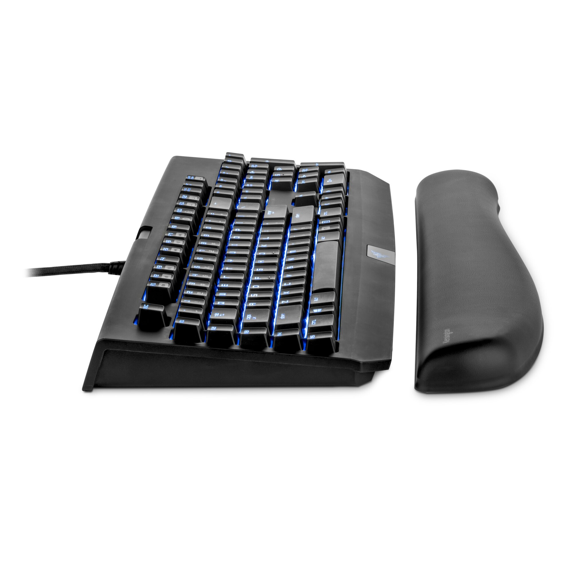 Teclado de juego negro con retroiluminación azul y reposamuñecas sobre fondo blanco. Primer plano.