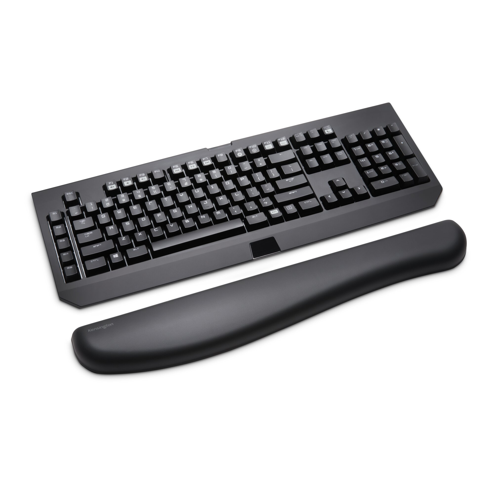Un teclado negro con reposamuñecas sobre una superficie blanca. El teclado tiene letras y números blancos. El reposamuñecas tiene el logo de Kensington.