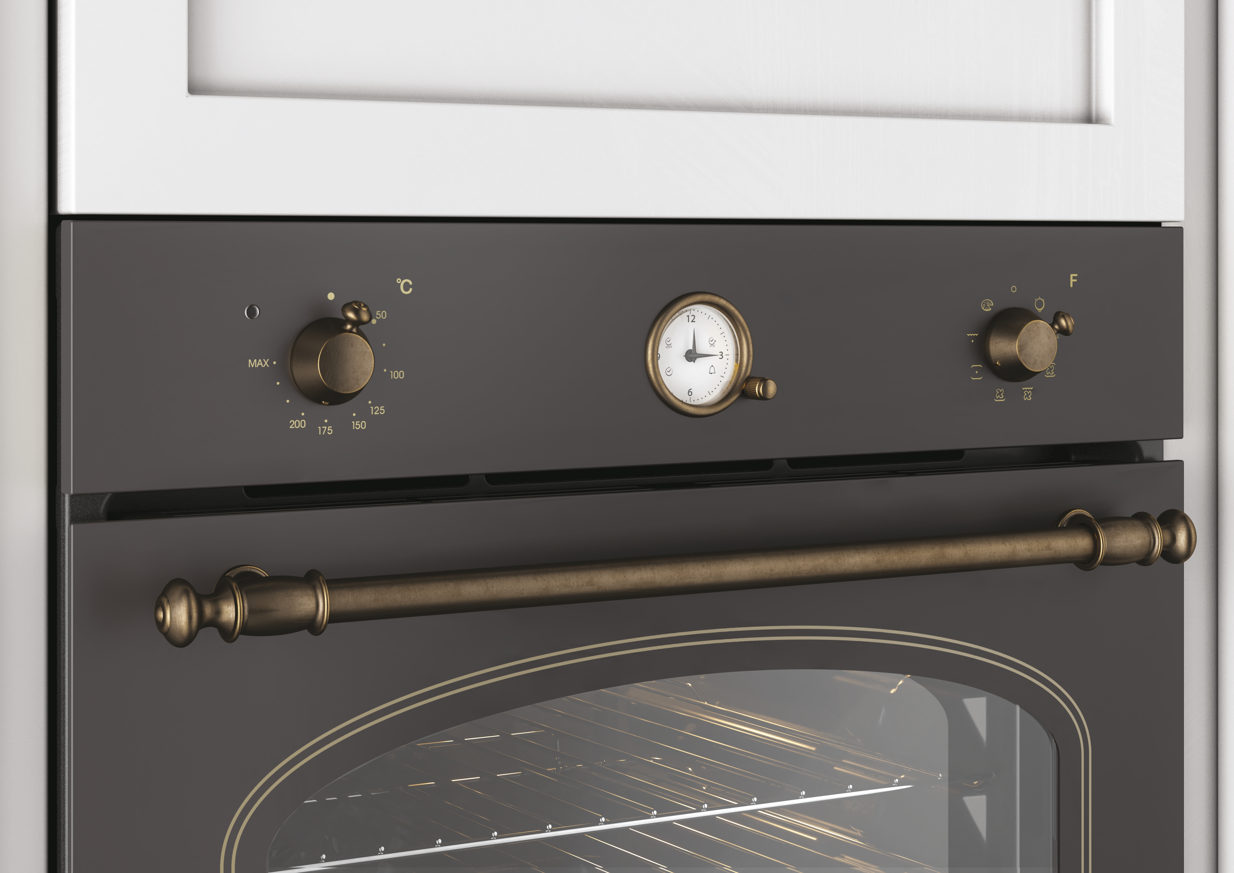 Primo piano di un forno grigio scuro con dettagli dorati, manopole e maniglia. Lo sfondo è bianco.