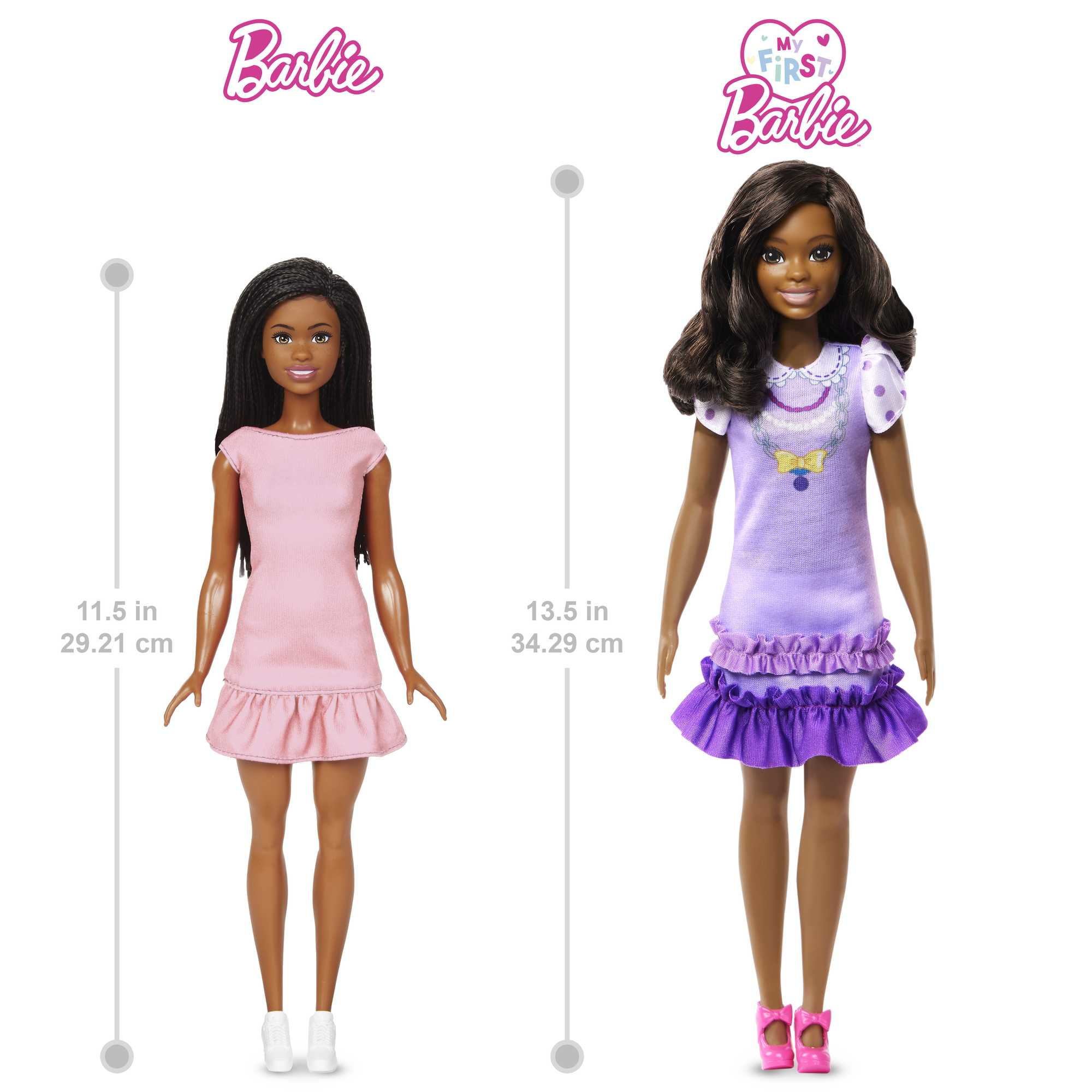 Dos muñecas Barbie de pie sobre blanco. Una lleva un vestido rosa, la otra morado. Ambas tienen pelo negro y caras sonrientes.