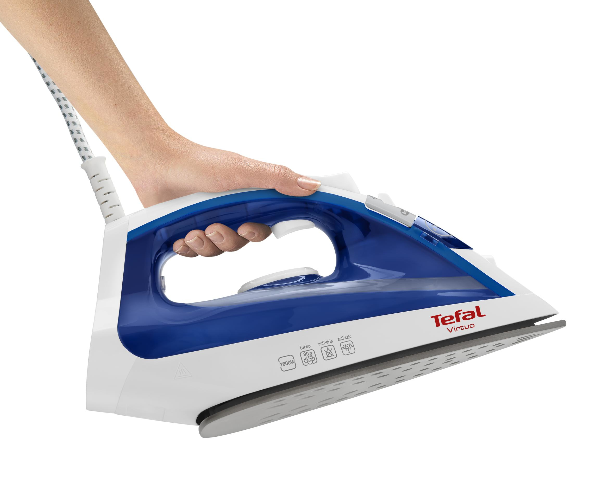 Ręka trzyma niebiesko-białe żelazko Tefal. Żelazko jest na białym tle. Widoczny jest uchwyt i przewód.