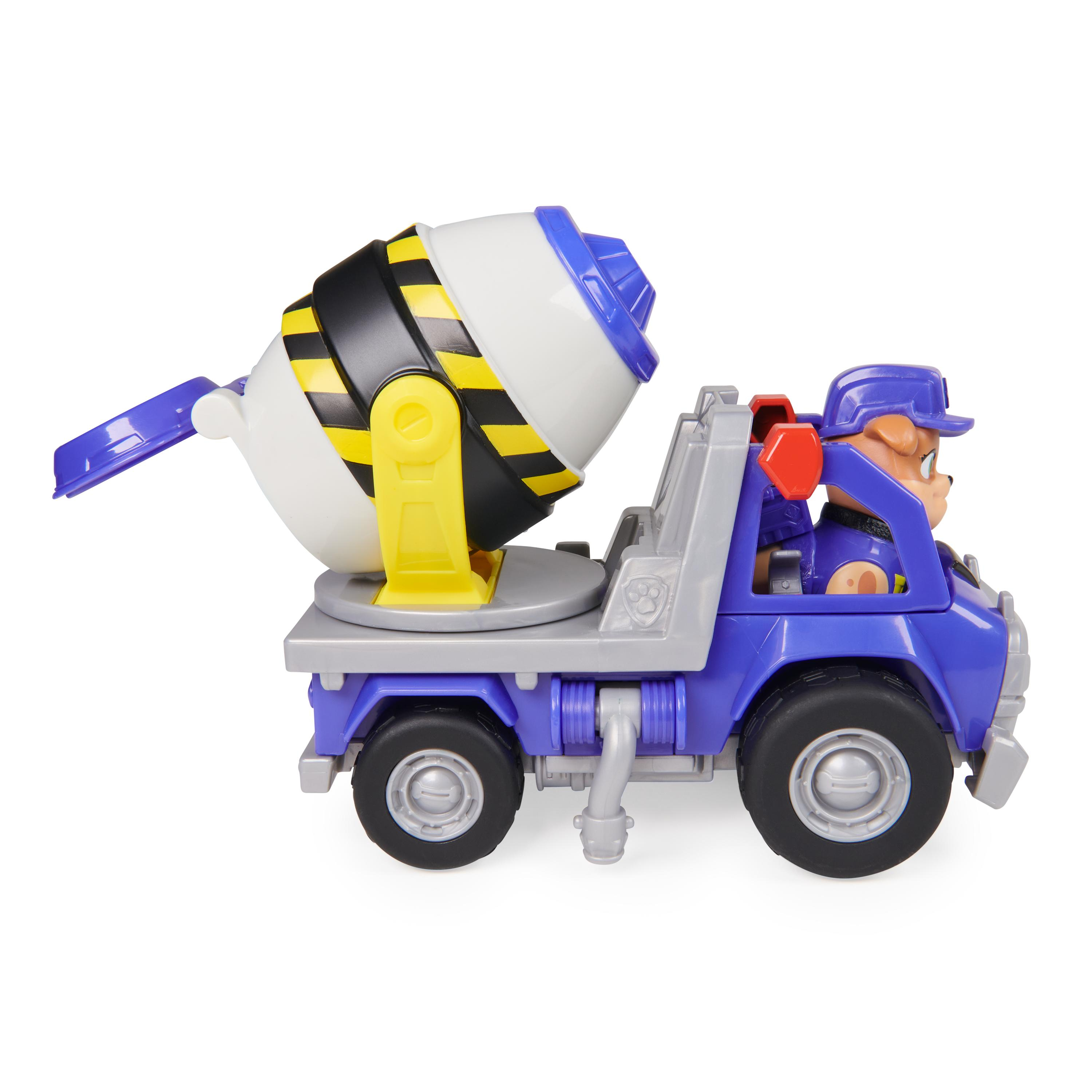 Ein blauer Paw Patrol-Spielzeug-LKW mit einem Zementmischer. Ein Welpe sitzt am Steuer. Weißer Hintergrund.