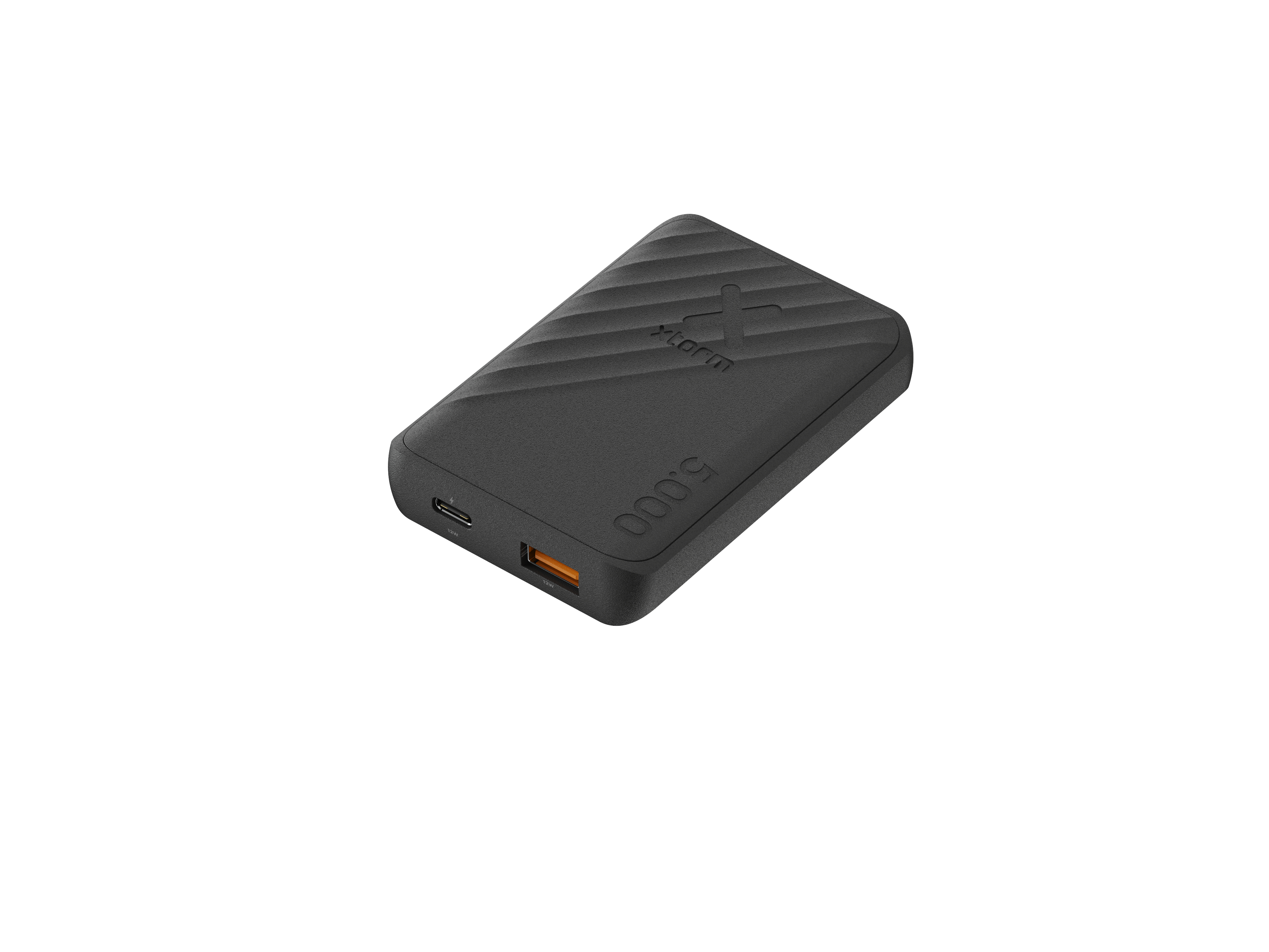 Eine schwarze Powerbank mit strukturierter Oberfläche, die den Markennamen und die Kapazität vor weißem Hintergrund zeigt.