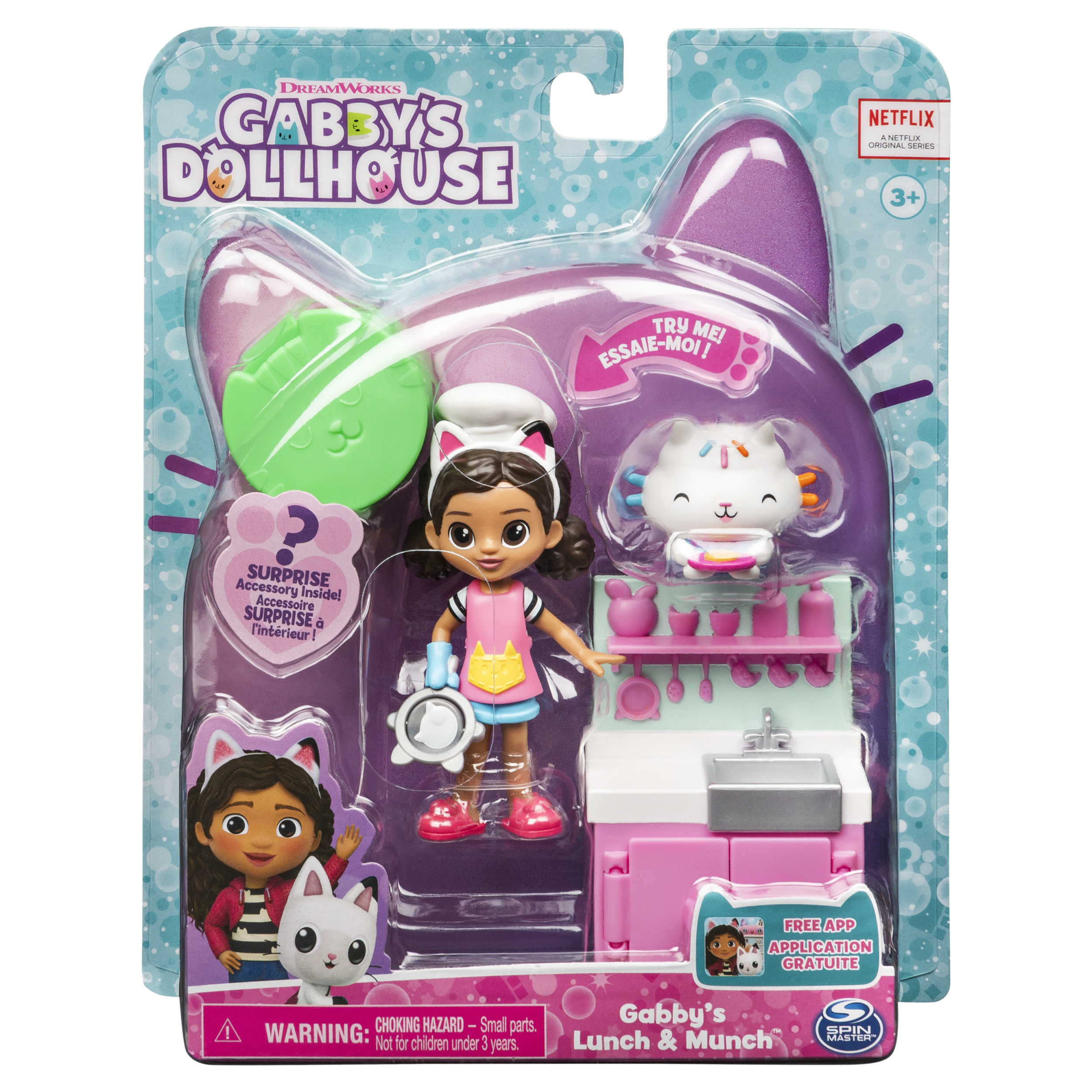 Ein Gabby's Dollhouse-Spielzeugset in der Verpackung. Es hat eine Gabby-Figur, ein Küchenset und eine Katzenfigur.