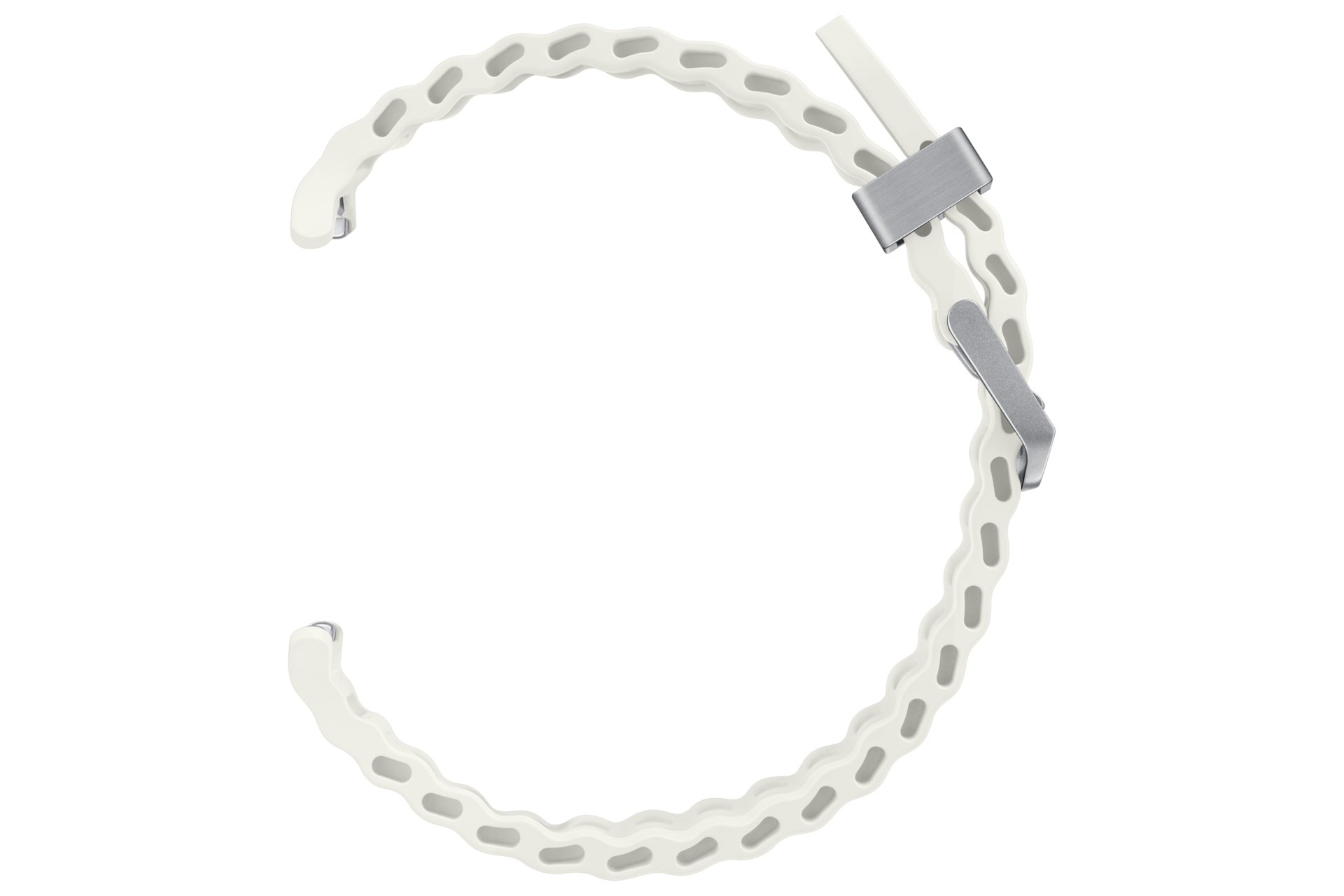 Un cinturino bianco su sfondo bianco. Ha un design ondulato con chiusura e fibbia in metallo.