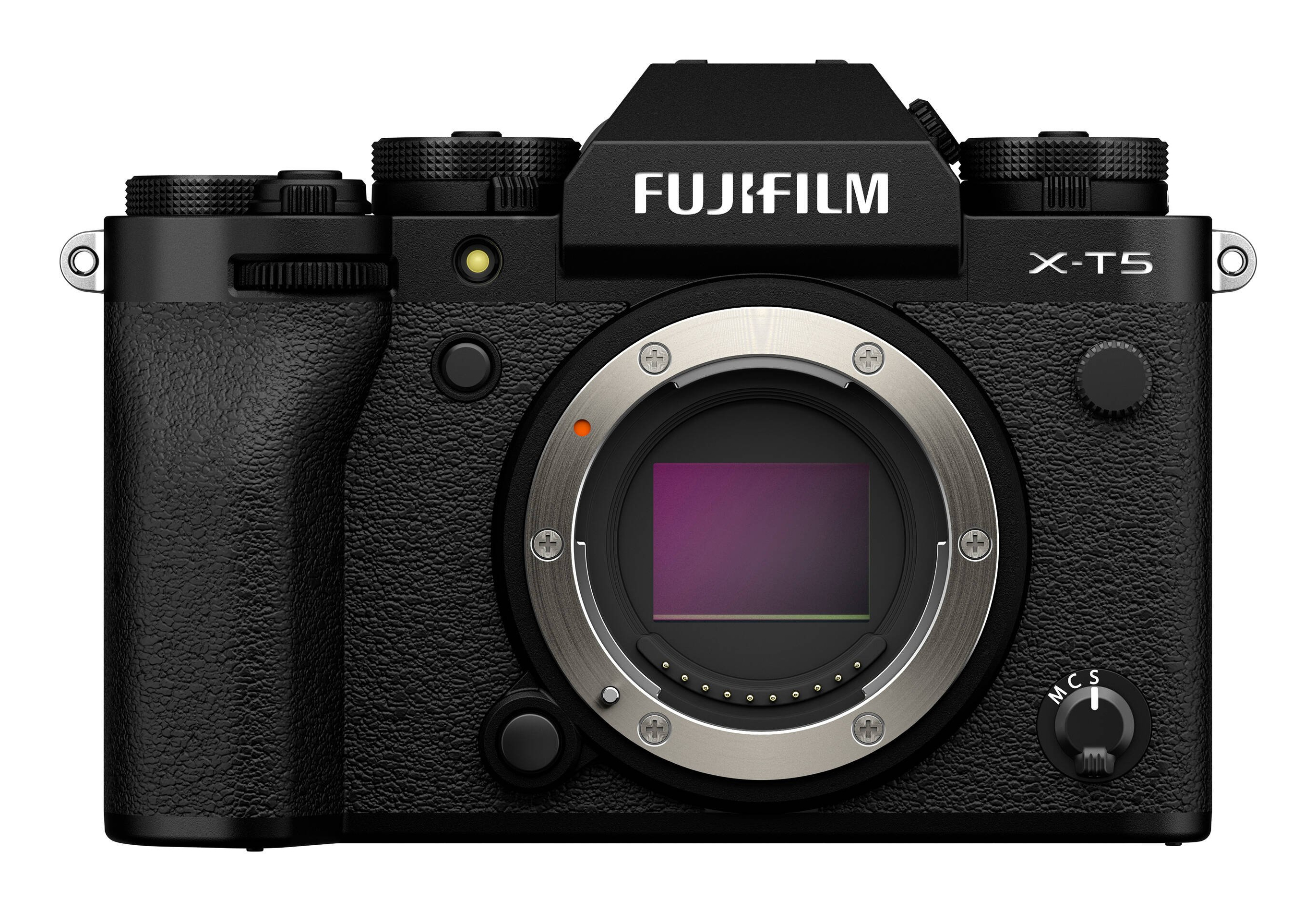 Schwarze Fujifilm X-T5 Kamera. Merkmale: Objektiv, Knöpfe, Räder und das Fujifilm-Logo. Silberner Objektivring.