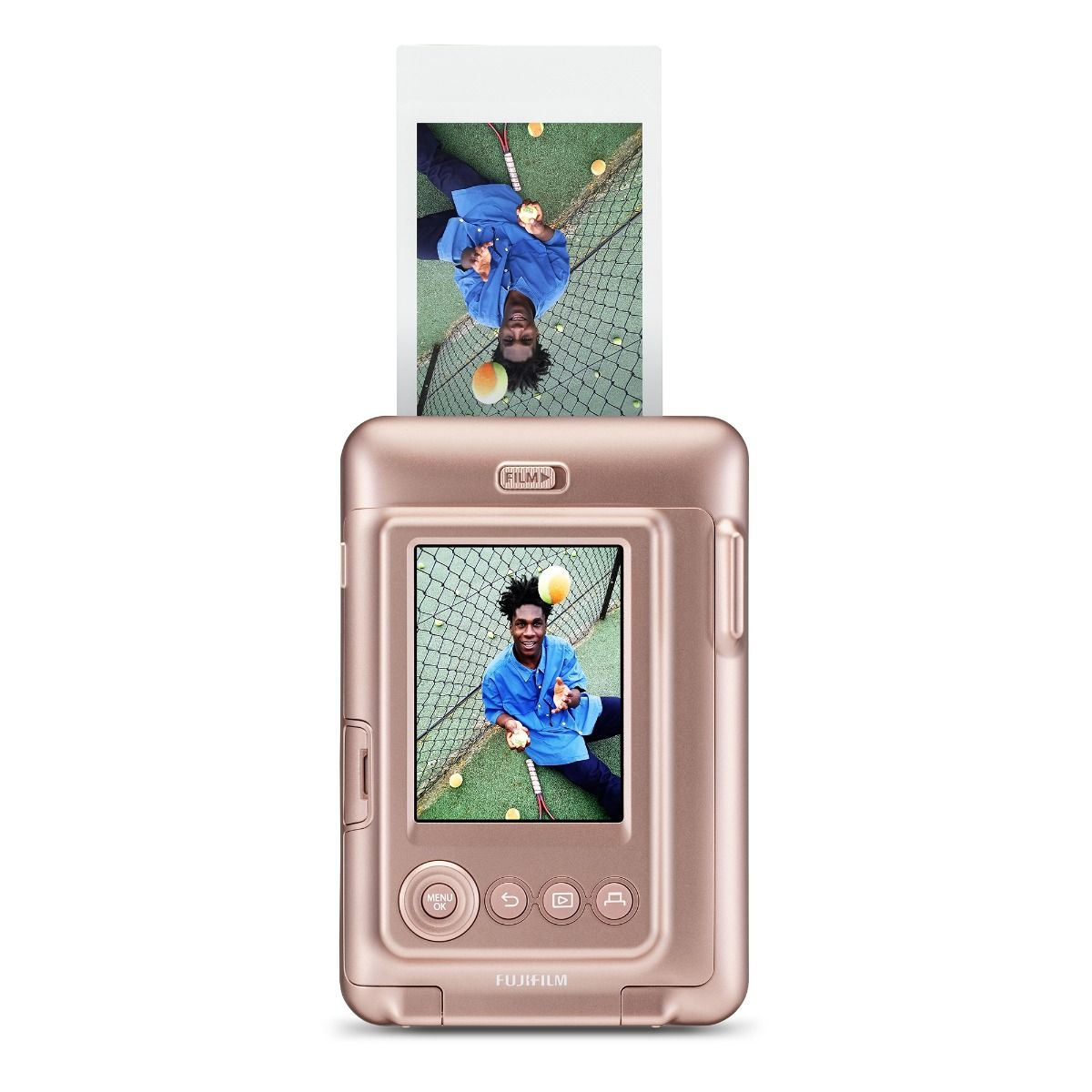 Una impresora Fujifilm Instax de oro rosa que muestra una imagen impresa de un hombre en una cancha de tenis. La misma imagen está en la pantalla de la impresora.