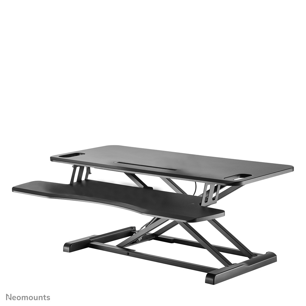 Schwarzer Stehschreibtisch mit zwei Ebenen. Obere Ebene für Monitor, untere für Tastatur und Maus. Metallrahmen. Weißer Hintergrund.
