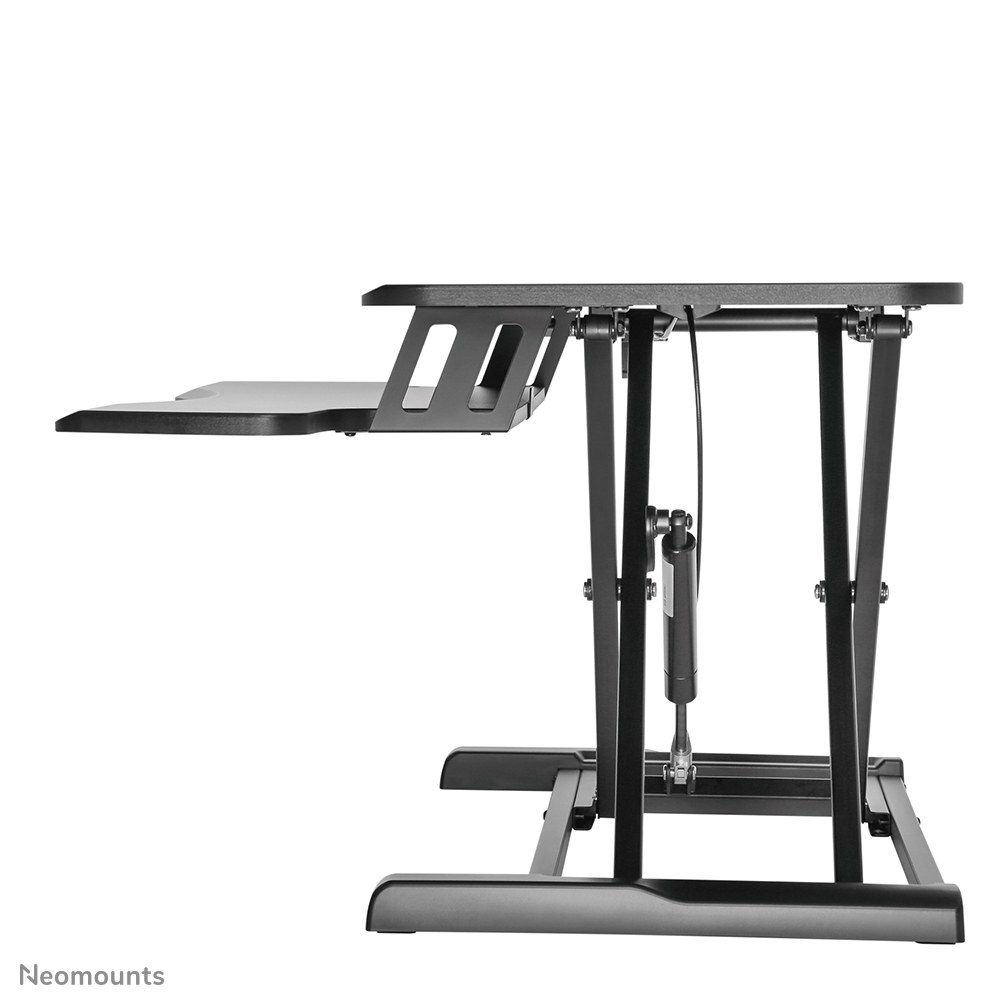 Schwarzer, höhenverstellbarer Schreibtisch auf Weiß. Er hat eine flache Oberfläche und eine Tastaturablage. Das Gestell ist ebenfalls schwarz.