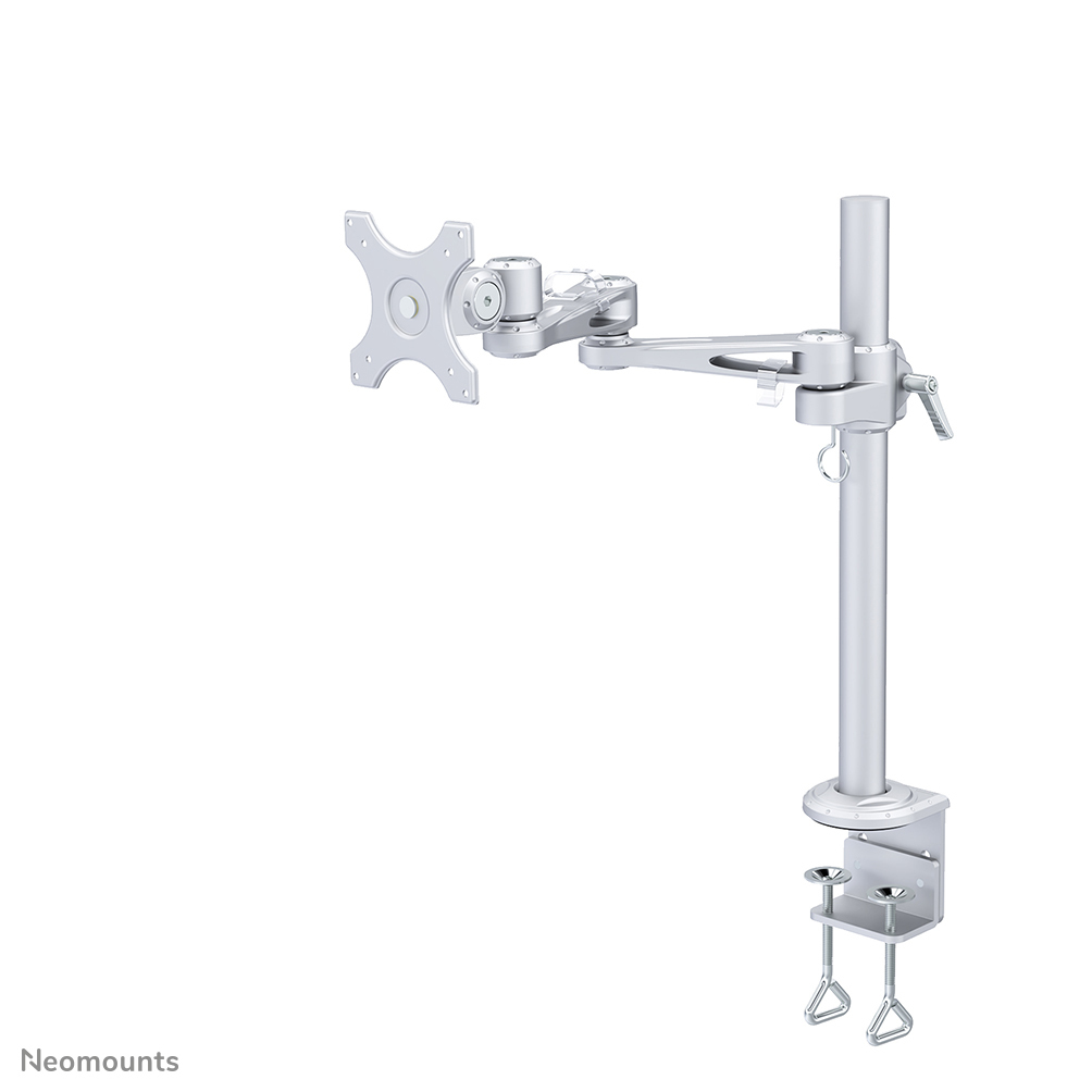 Een zilveren monitorarm op een witte achtergrond. Het heeft een klem, een verticale paal en een gelede arm.
