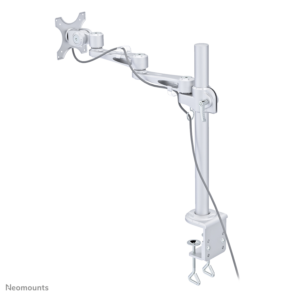 Een witte monitorarm met meerdere gewrichten, een verticale paal en een klem voor bureaumontage. Een kabel loopt langs de arm.