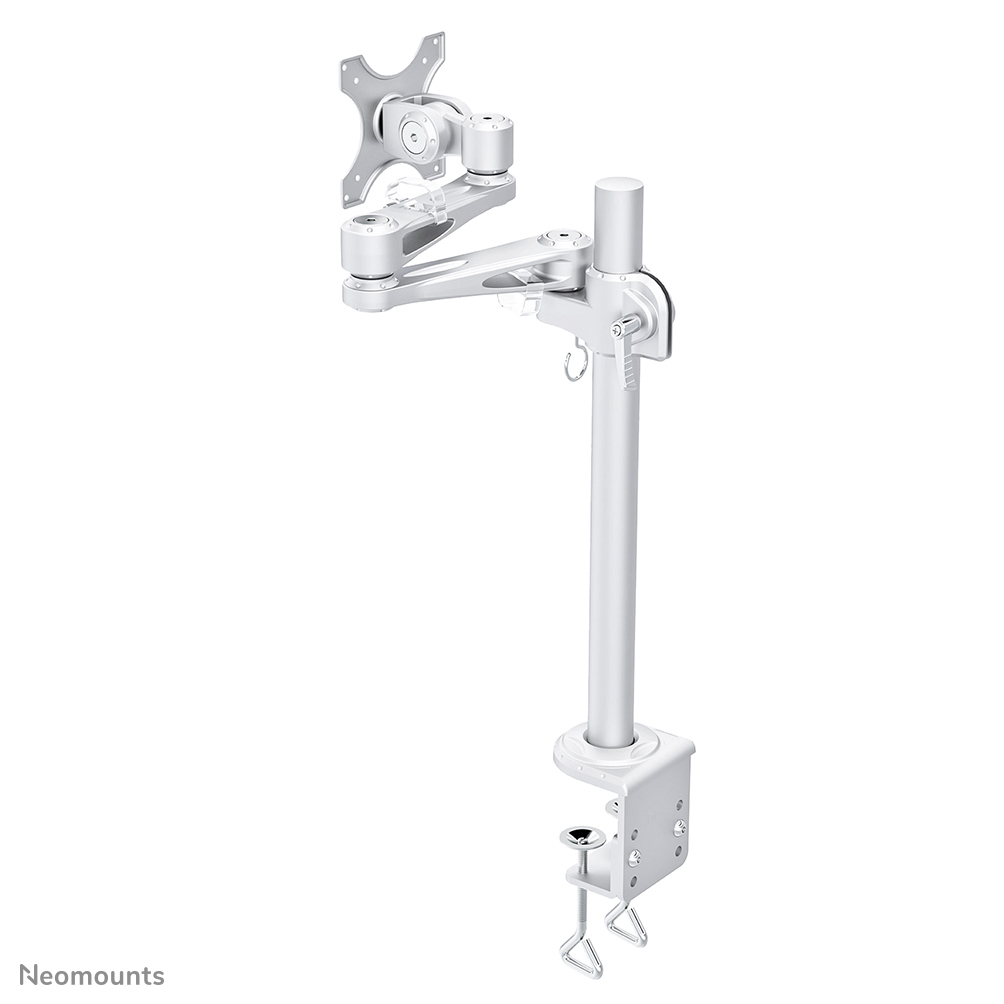 Een witte monitorarm met meerdere gewrichten, een verticale paal en een klembasis. Het is ontworpen om op een bureau te monteren.