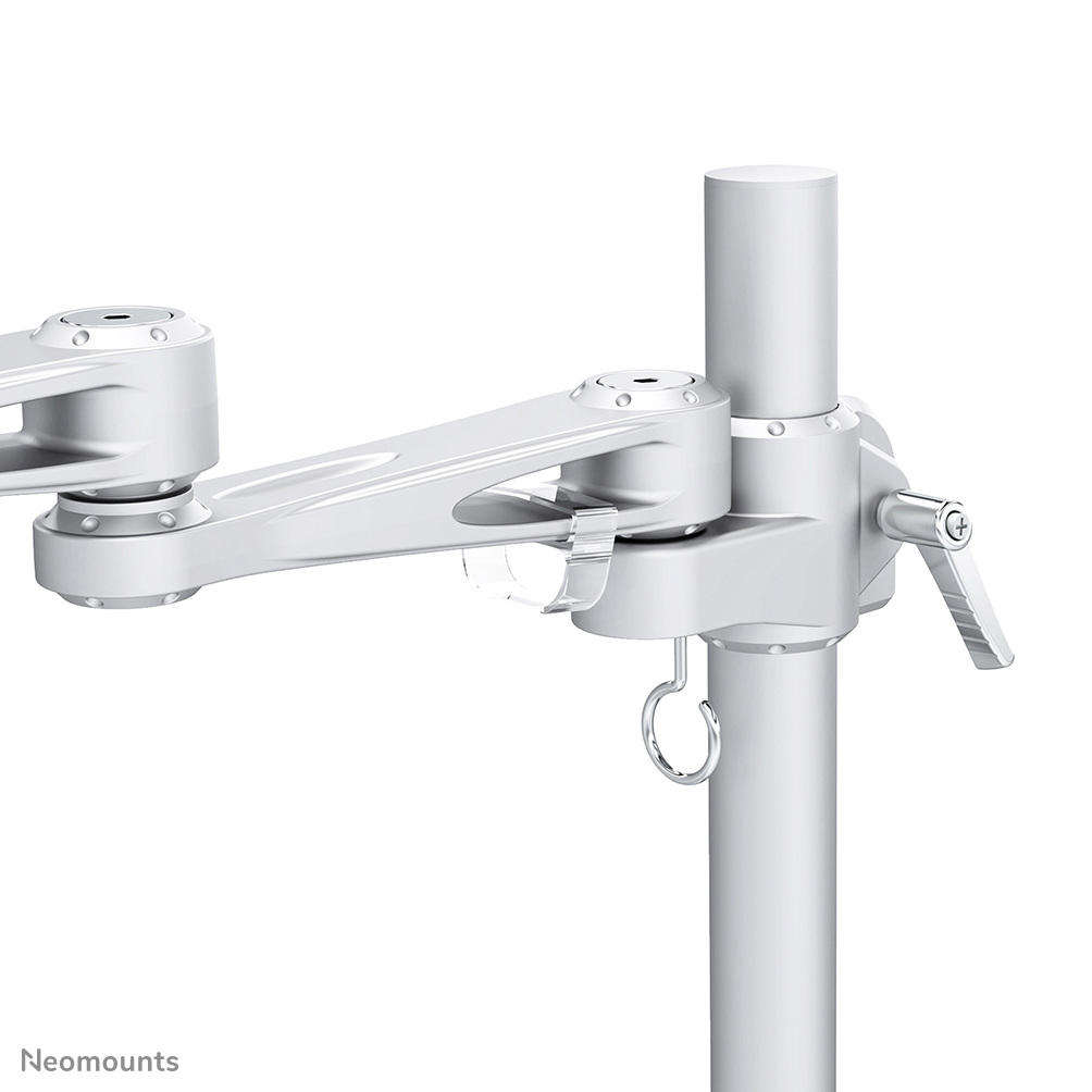 Een zilveren, gelede monitorarm. Het heeft een verticale paal en verstelbare armen met gewrichten en een klem. De achtergrond is wit.